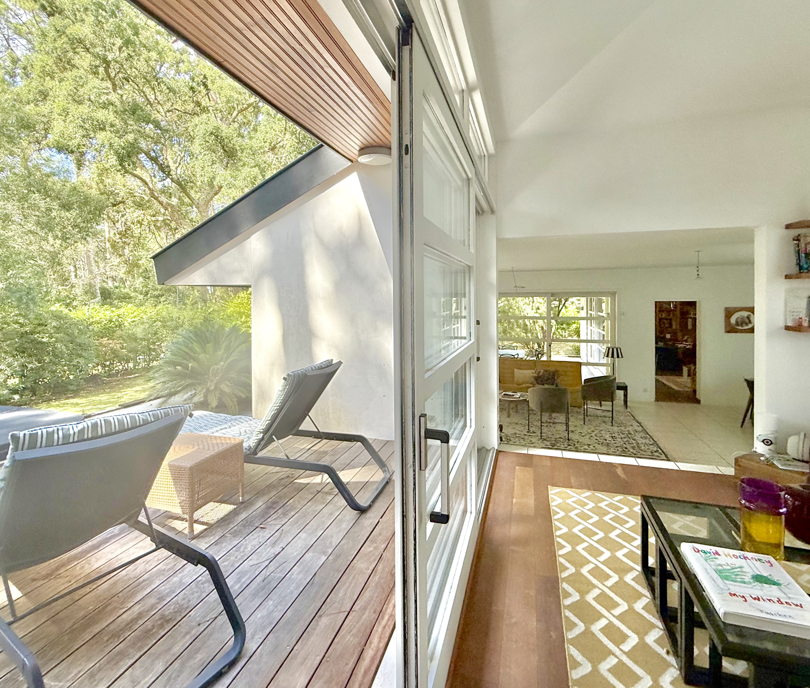 &ldquo;Carmel by the Sea Modern Estate&rdquo; A Vendre Hossegor, quartier calme et r&eacute;sidentiel &agrave; seulement 1km du centre-ville / golf &amp; lac, &eacute;l&eacute;gante villa de plain-pied 4 ch. / 3 bains, contemporaine &amp; atemporelle, qui ne laissera personne indiff&eacute;rent&hellip; 1.750.000 &euro;