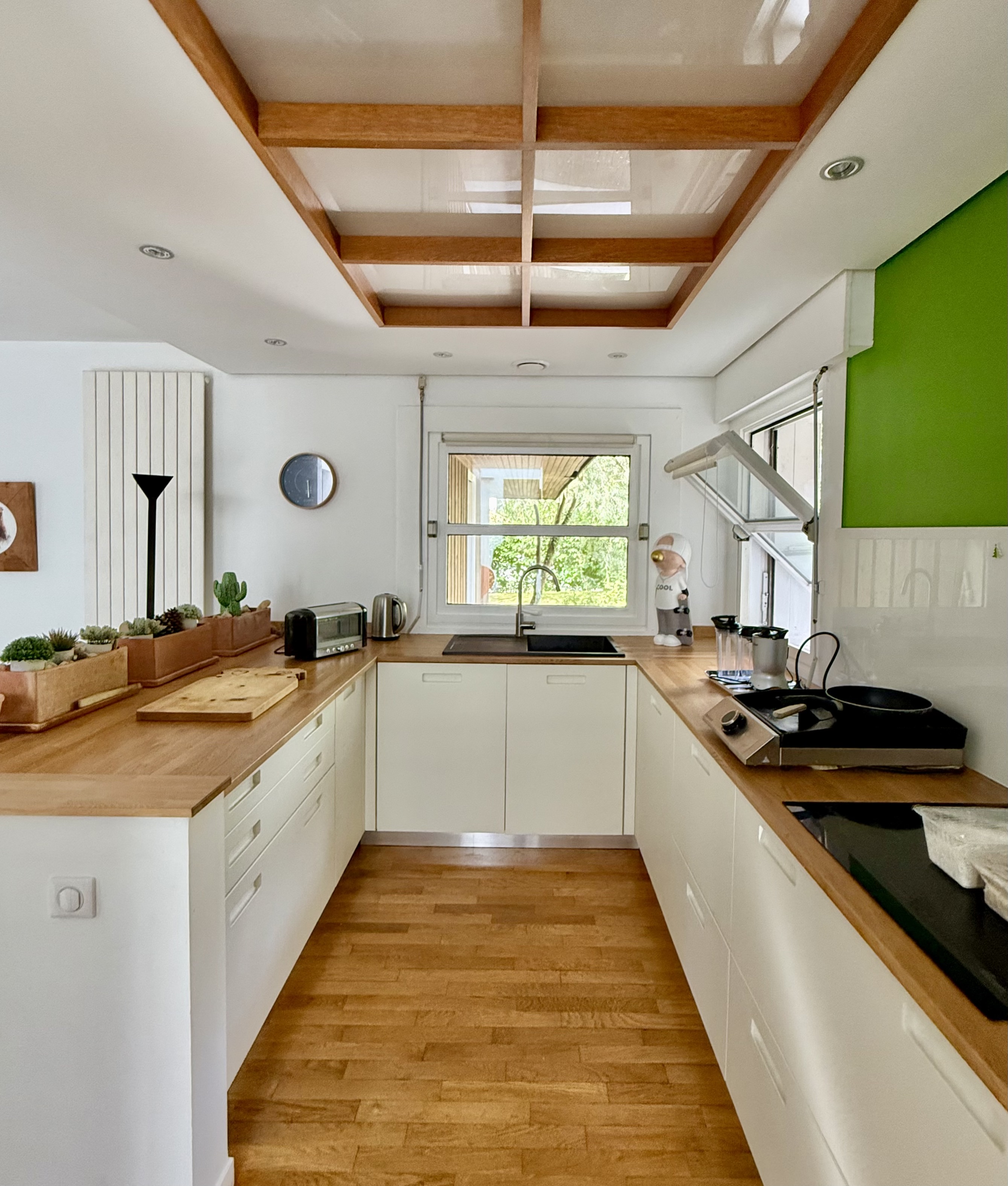 &ldquo;Carmel by the Sea Modern Estate&rdquo; A Vendre Hossegor, quartier calme et r&eacute;sidentiel &agrave; seulement 1km du centre-ville / golf &amp; lac, &eacute;l&eacute;gante villa de plain-pied 4 ch. / 3 bains, contemporaine &amp; atemporelle, qui ne laissera personne indiff&eacute;rent&hellip; 1.750.000 &euro;
