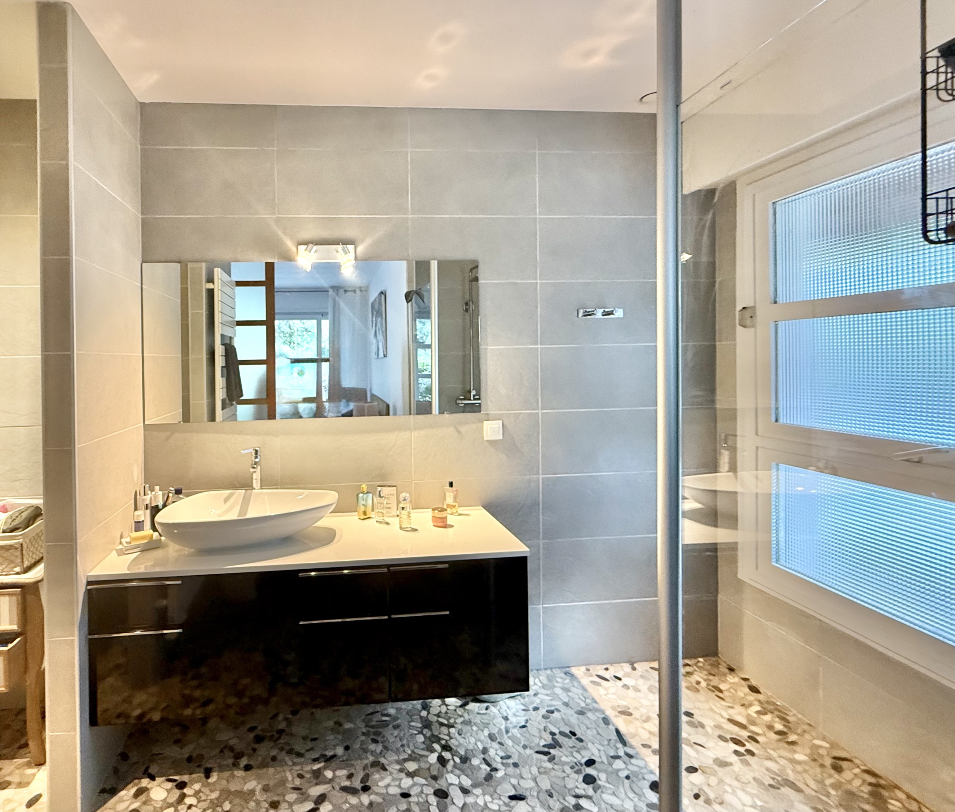 &ldquo;Carmel by the Sea Modern Estate&rdquo; A Vendre Hossegor, quartier calme et r&eacute;sidentiel &agrave; seulement 1km du centre-ville / golf &amp; lac, &eacute;l&eacute;gante villa de plain-pied 4 ch. / 3 bains, contemporaine &amp; atemporelle, qui ne laissera personne indiff&eacute;rent&hellip; 1.750.000 &euro;