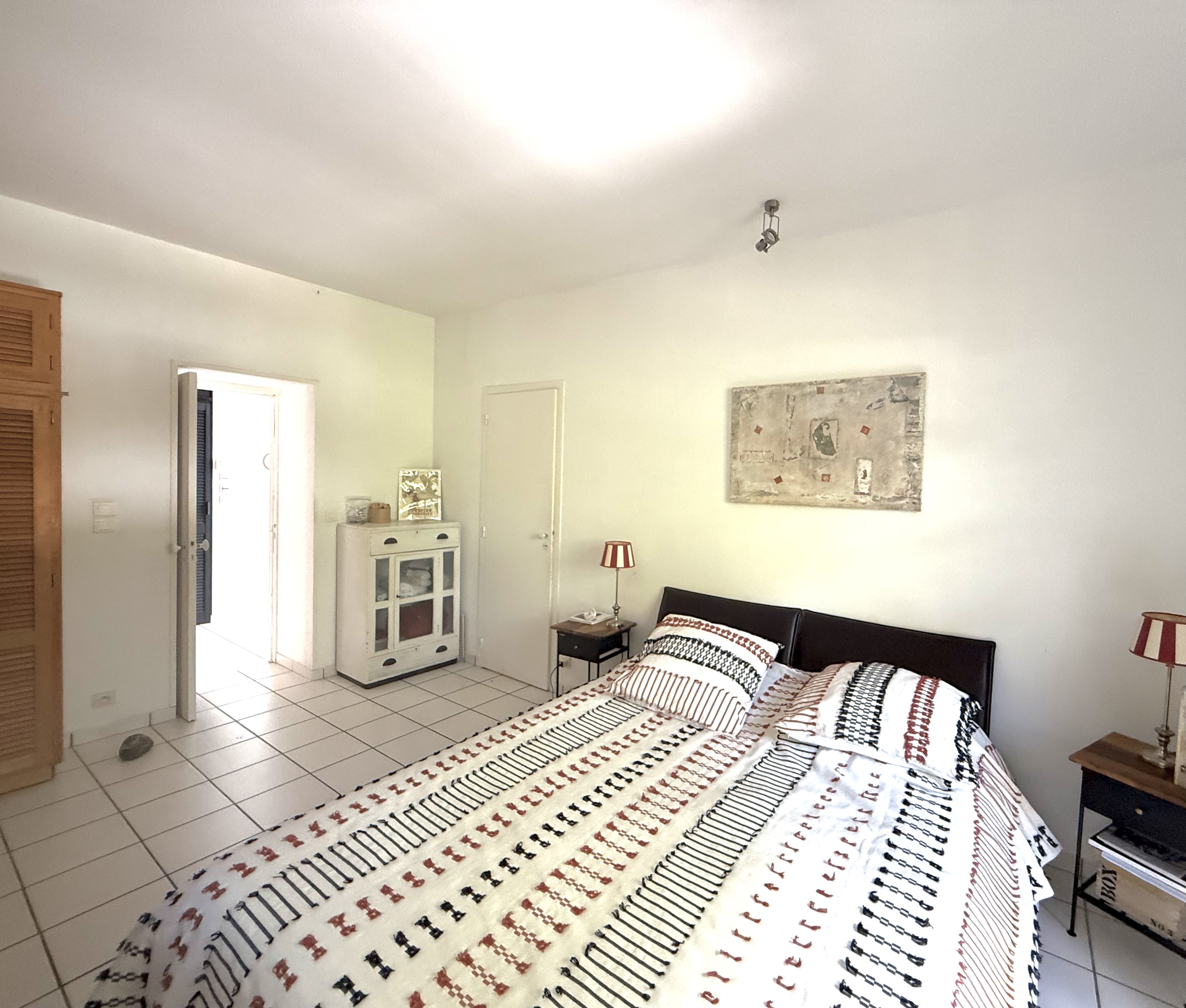 &ldquo;Carmel by the Sea Modern Estate&rdquo; A Vendre Hossegor, quartier calme et r&eacute;sidentiel &agrave; seulement 1km du centre-ville / golf &amp; lac, &eacute;l&eacute;gante villa de plain-pied 4 ch. / 3 bains, contemporaine &amp; atemporelle, qui ne laissera personne indiff&eacute;rent&hellip; 1.750.000 &euro;