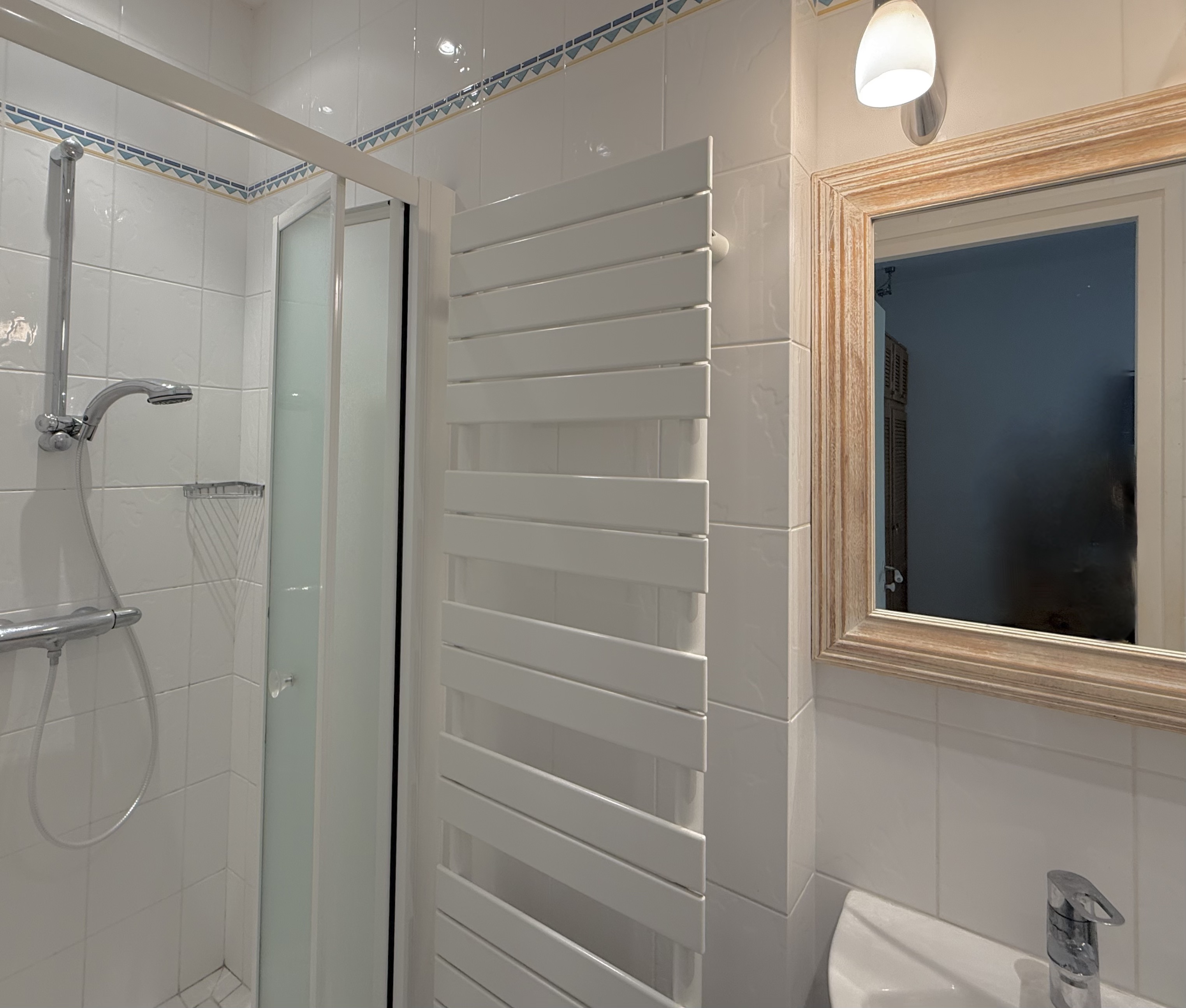 &ldquo;Carmel by the Sea Modern Estate&rdquo; A Vendre Hossegor, quartier calme et r&eacute;sidentiel &agrave; seulement 1km du centre-ville / golf &amp; lac, &eacute;l&eacute;gante villa de plain-pied 4 ch. / 3 bains, contemporaine &amp; atemporelle, qui ne laissera personne indiff&eacute;rent&hellip; 1.750.000 &euro;