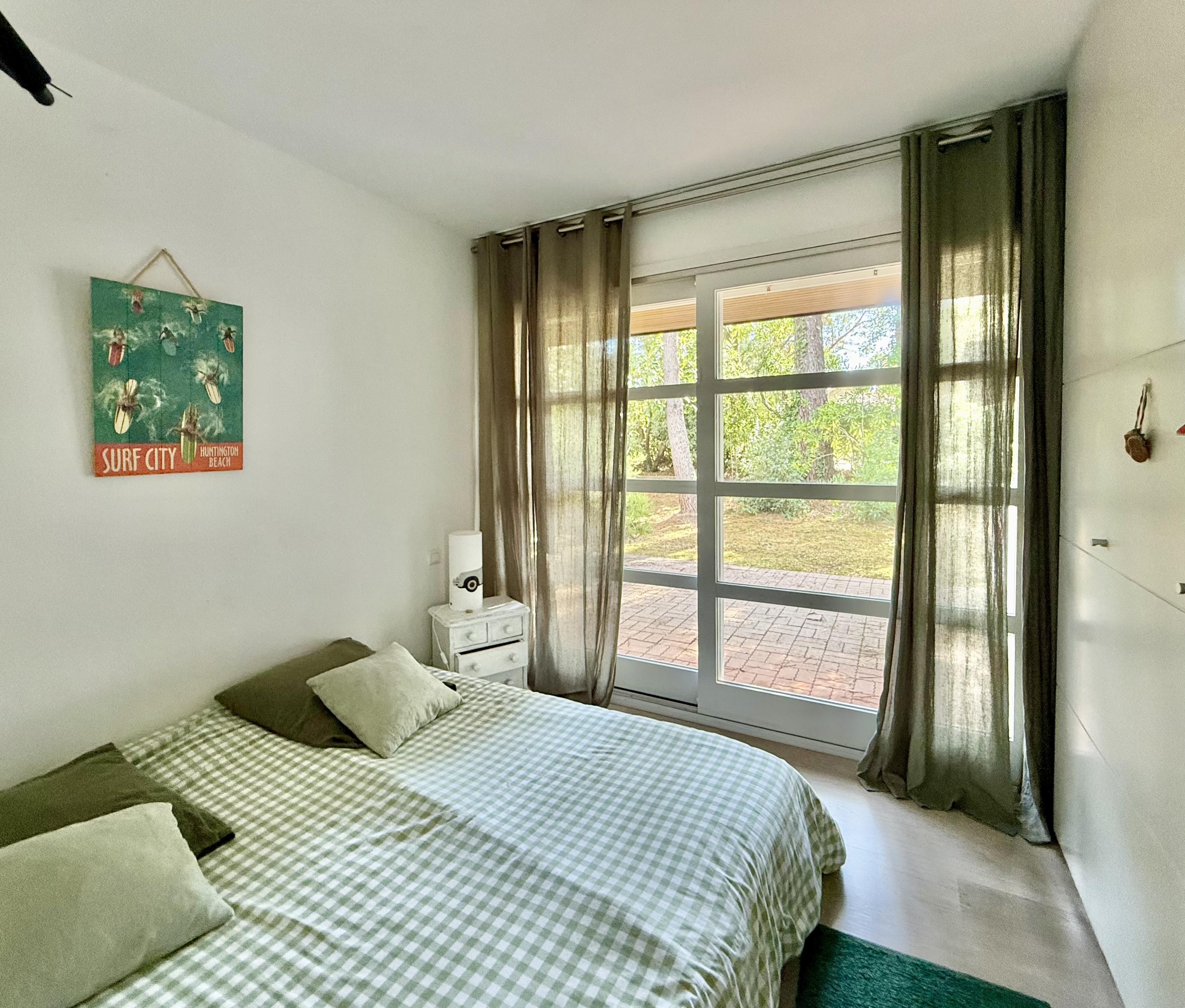 &ldquo;Carmel by the Sea Modern Estate&rdquo; A Vendre Hossegor, quartier calme et r&eacute;sidentiel &agrave; seulement 1km du centre-ville / golf &amp; lac, &eacute;l&eacute;gante villa de plain-pied 4 ch. / 3 bains, contemporaine &amp; atemporelle, qui ne laissera personne indiff&eacute;rent&hellip; 1.750.000 &euro;