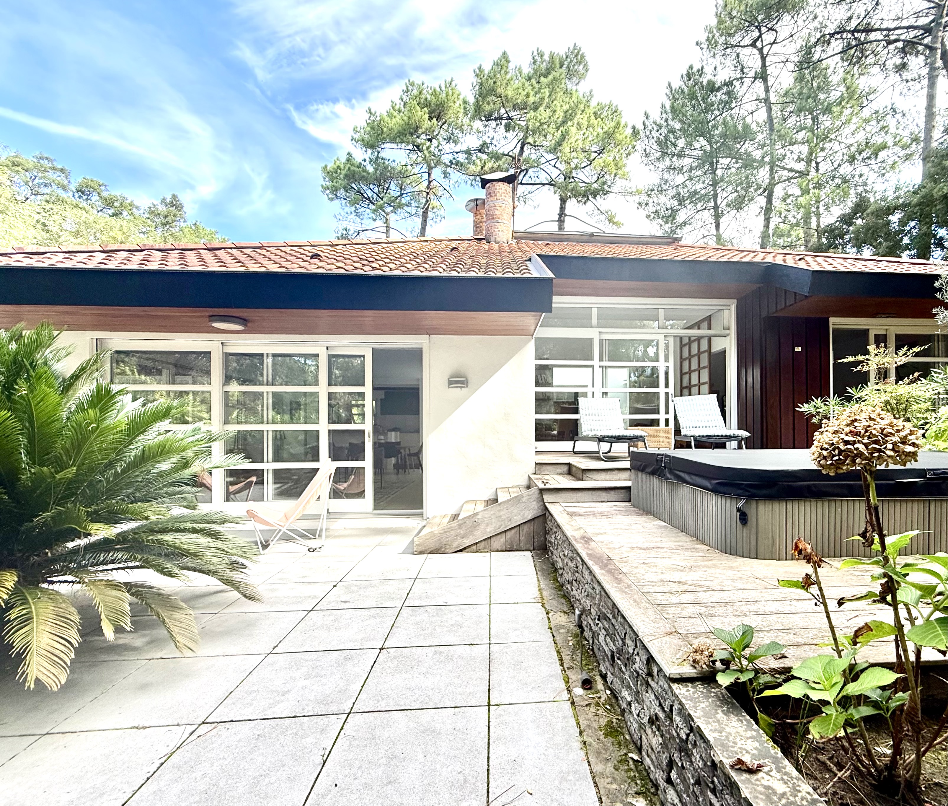 &ldquo;Carmel by the Sea Modern Estate&rdquo; A Vendre Hossegor, quartier calme et r&eacute;sidentiel &agrave; seulement 1km du centre-ville / golf &amp; lac, &eacute;l&eacute;gante villa de plain-pied 4 ch. / 3 bains, contemporaine &amp; atemporelle, qui ne laissera personne indiff&eacute;rent&hellip; 1.750.000 &euro;
