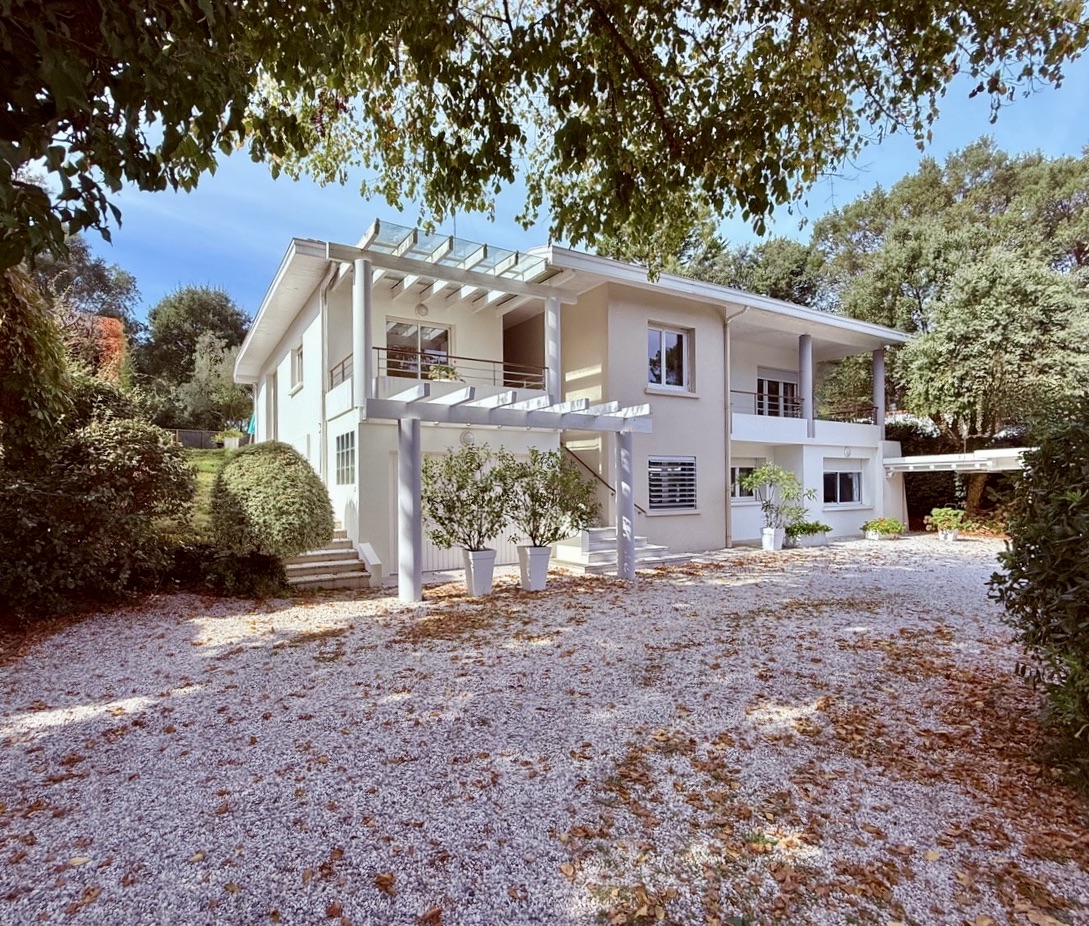 VENDUE PAR NOTRE &Eacute;QUIPE &ldquo;Costa Mesa Beach House&rdquo;&nbsp; &nbsp;Mandat Exclusif Hossegor Entre Lac &amp; Mer &agrave; la Plage Blanche, situation recherch&eacute;e 800 m. du centre, superbe villa 4 ch. + bureau, &nbsp;garage, 2 bains &amp; salle d'eau, sur 1170m2 de parc bois&eacute; am&eacute;nag&eacute;&hellip;