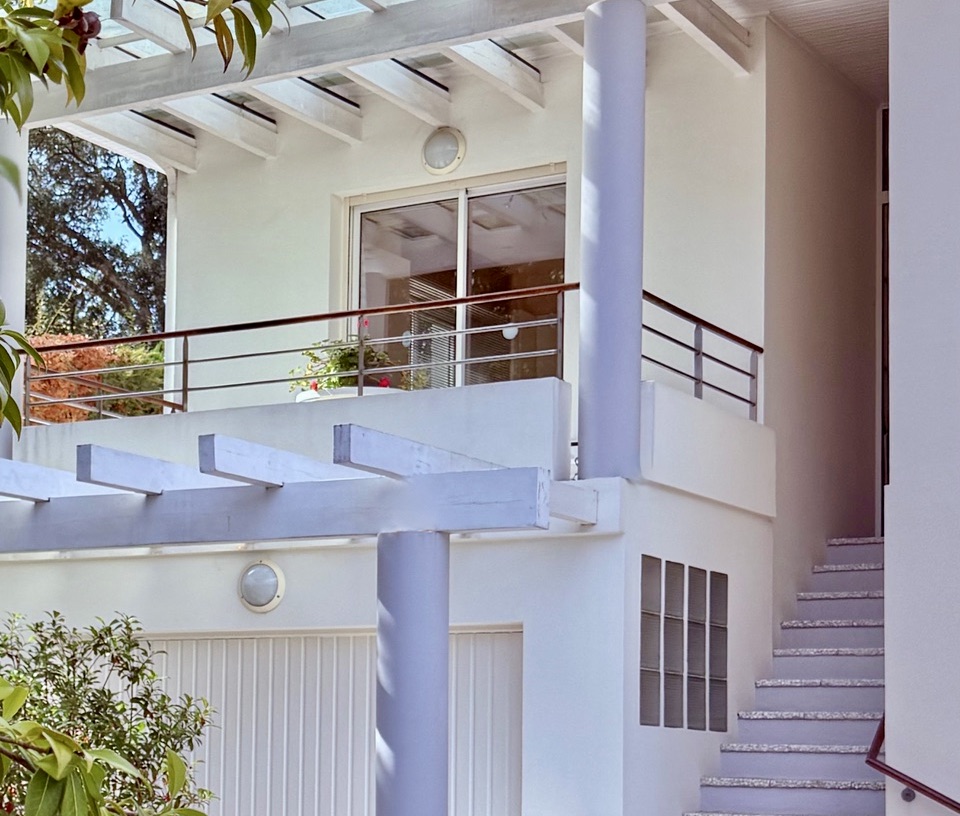 VENDUE PAR NOTRE &Eacute;QUIPE &ldquo;Costa Mesa Beach House&rdquo;&nbsp; &nbsp;Mandat Exclusif Hossegor Entre Lac &amp; Mer &agrave; la Plage Blanche, situation recherch&eacute;e 800 m. du centre, superbe villa 4 ch. + bureau, &nbsp;garage, 2 bains &amp; salle d'eau, sur 1170m2 de parc bois&eacute; am&eacute;nag&eacute;&hellip;