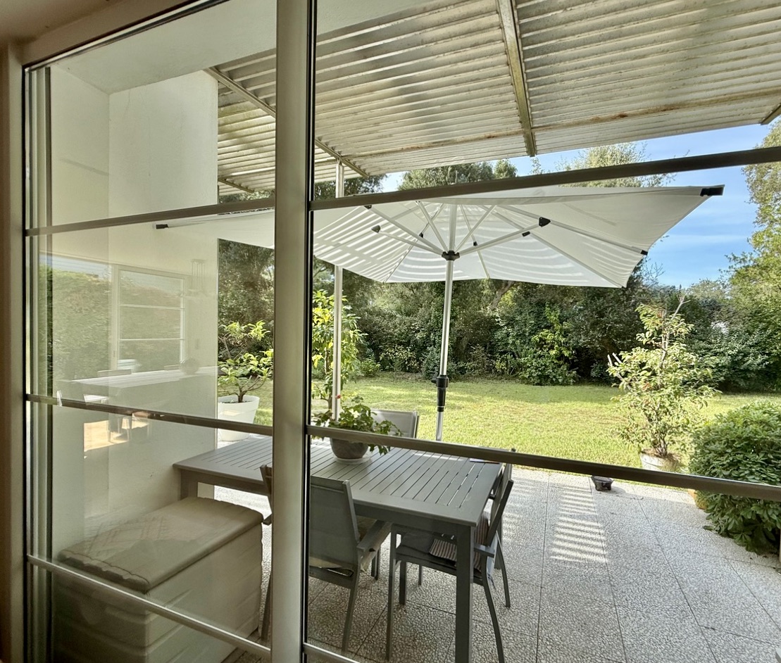 VENDUE PAR NOTRE &Eacute;QUIPE &ldquo;Costa Mesa Beach House&rdquo;&nbsp; &nbsp;Mandat Exclusif Hossegor Entre Lac &amp; Mer &agrave; la Plage Blanche, situation recherch&eacute;e 800 m. du centre, superbe villa 4 ch. + bureau, &nbsp;garage, 2 bains &amp; salle d'eau, sur 1170m2 de parc bois&eacute; am&eacute;nag&eacute;&hellip;