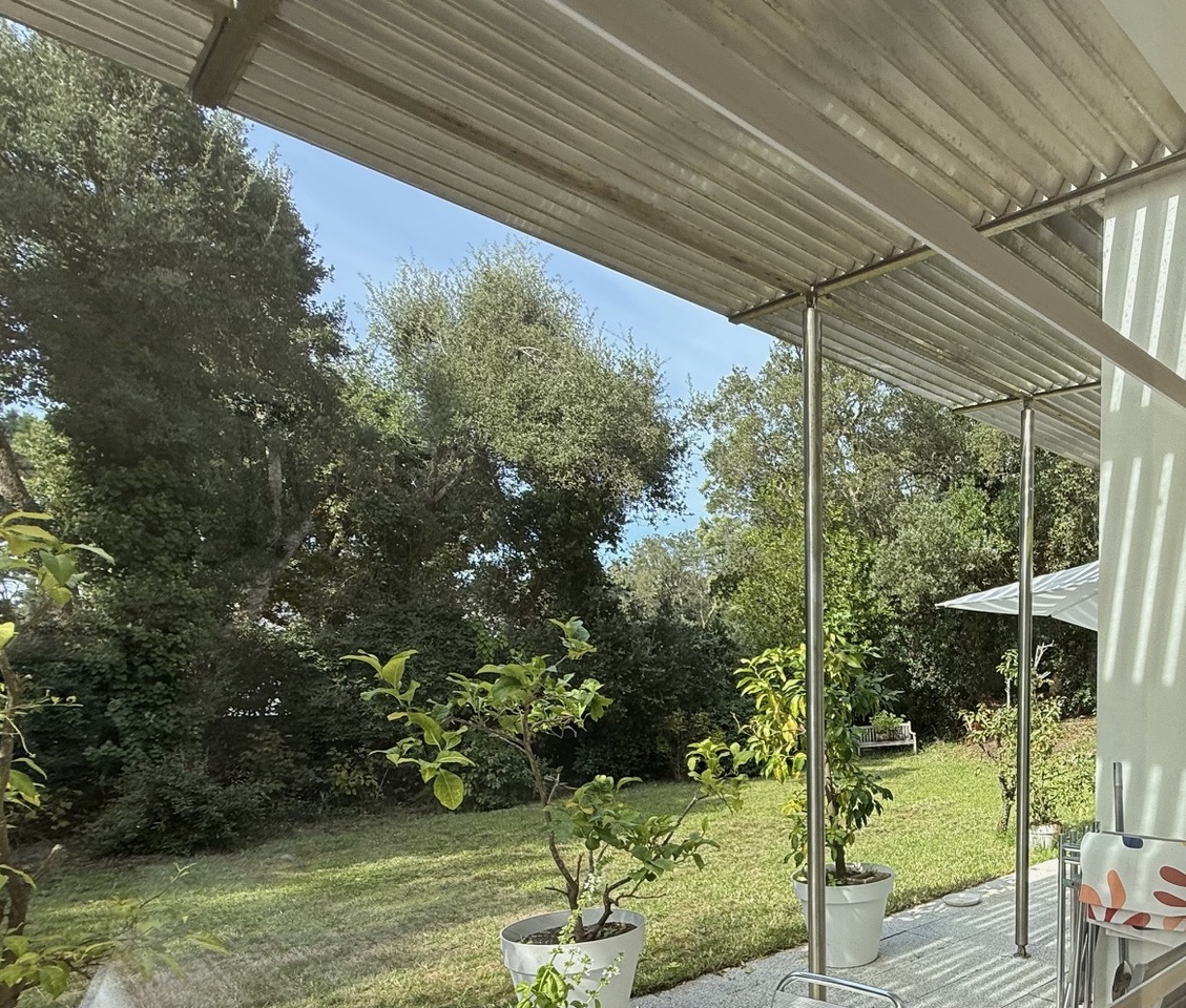 VENDUE PAR NOTRE &Eacute;QUIPE &ldquo;Costa Mesa Beach House&rdquo;&nbsp; &nbsp;Mandat Exclusif Hossegor Entre Lac &amp; Mer &agrave; la Plage Blanche, situation recherch&eacute;e 800 m. du centre, superbe villa 4 ch. + bureau, &nbsp;garage, 2 bains &amp; salle d'eau, sur 1170m2 de parc bois&eacute; am&eacute;nag&eacute;&hellip;