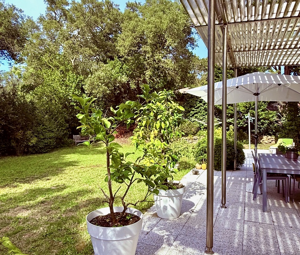 VENDUE PAR NOTRE &Eacute;QUIPE &ldquo;Costa Mesa Beach House&rdquo;&nbsp; &nbsp;Mandat Exclusif Hossegor Entre Lac &amp; Mer &agrave; la Plage Blanche, situation recherch&eacute;e 800 m. du centre, superbe villa 4 ch. + bureau, &nbsp;garage, 2 bains &amp; salle d'eau, sur 1170m2 de parc bois&eacute; am&eacute;nag&eacute;&hellip;