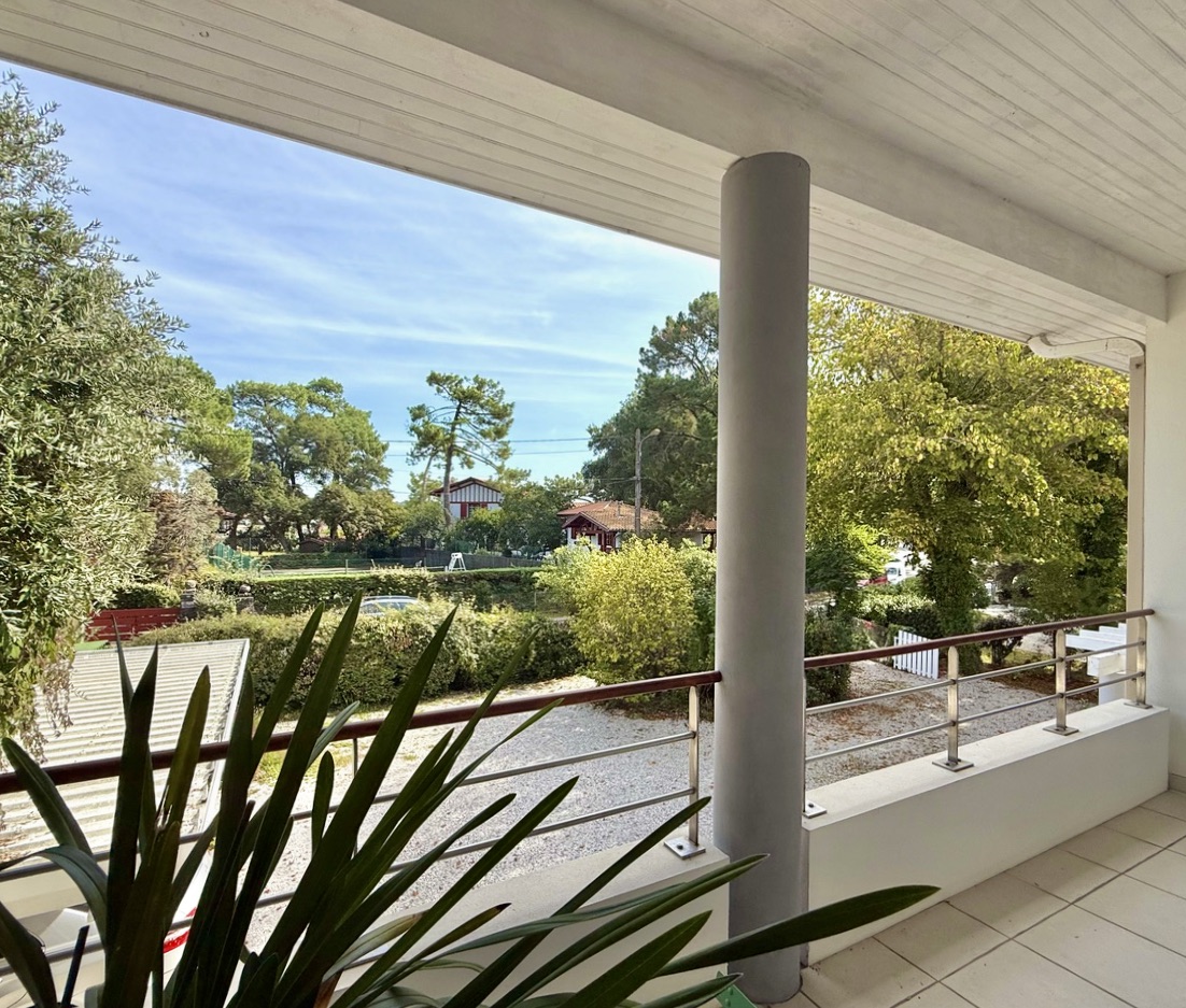 VENDUE PAR NOTRE &Eacute;QUIPE &ldquo;Costa Mesa Beach House&rdquo;&nbsp; &nbsp;Mandat Exclusif Hossegor Entre Lac &amp; Mer &agrave; la Plage Blanche, situation recherch&eacute;e 800 m. du centre, superbe villa 4 ch. + bureau, &nbsp;garage, 2 bains &amp; salle d'eau, sur 1170m2 de parc bois&eacute; am&eacute;nag&eacute;&hellip;
