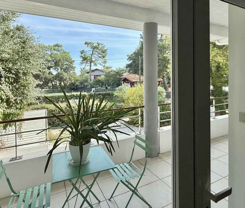 VENDUE PAR NOTRE &Eacute;QUIPE &ldquo;Costa Mesa Beach House&rdquo;&nbsp; &nbsp;Mandat Exclusif Hossegor Entre Lac &amp; Mer &agrave; la Plage Blanche, situation recherch&eacute;e 800 m. du centre, superbe villa 4 ch. + bureau, &nbsp;garage, 2 bains &amp; salle d'eau, sur 1170m2 de parc bois&eacute; am&eacute;nag&eacute;&hellip;