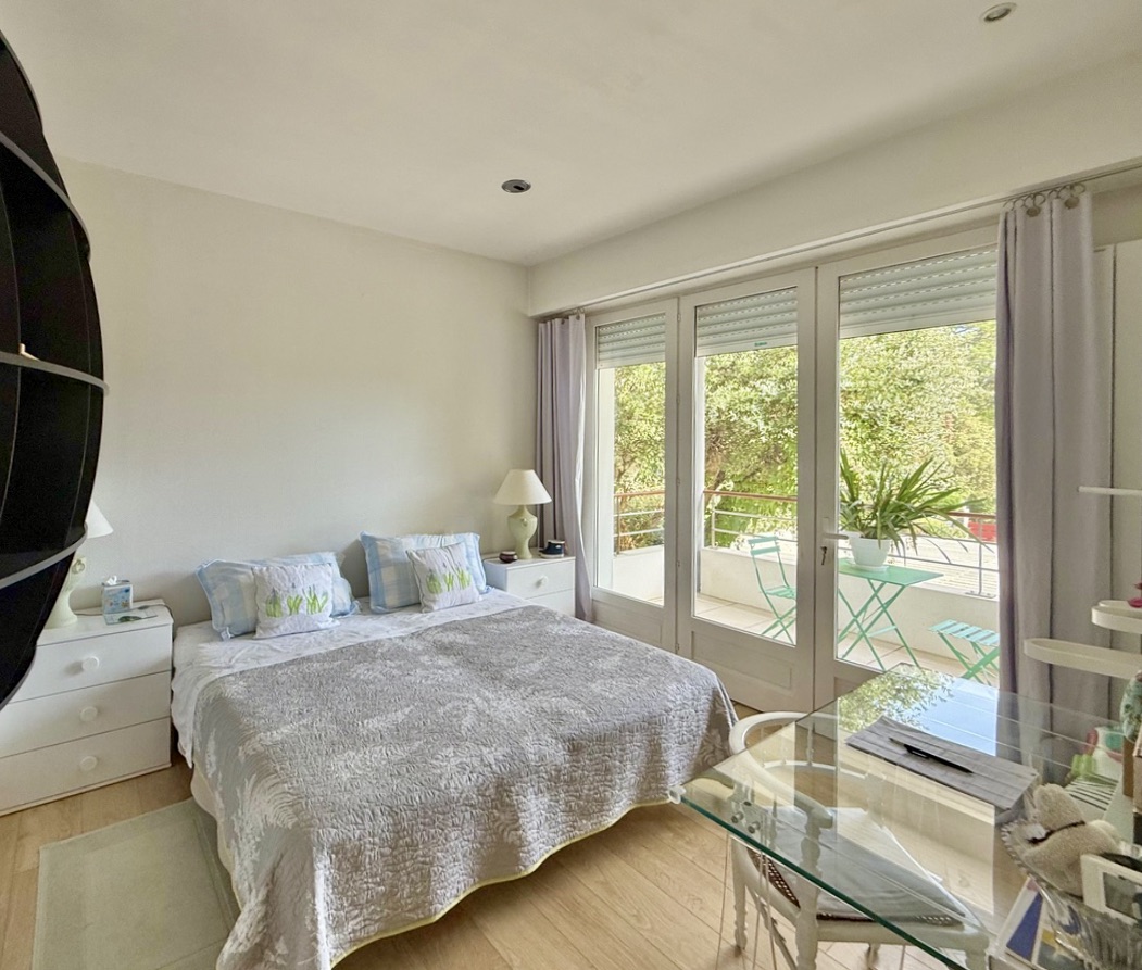 VENDUE PAR NOTRE &Eacute;QUIPE &ldquo;Costa Mesa Beach House&rdquo;&nbsp; &nbsp;Mandat Exclusif Hossegor Entre Lac &amp; Mer &agrave; la Plage Blanche, situation recherch&eacute;e 800 m. du centre, superbe villa 4 ch. + bureau, &nbsp;garage, 2 bains &amp; salle d'eau, sur 1170m2 de parc bois&eacute; am&eacute;nag&eacute;&hellip;
