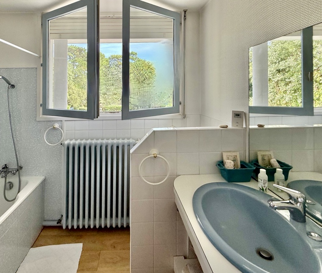 VENDUE PAR NOTRE &Eacute;QUIPE &ldquo;Costa Mesa Beach House&rdquo;&nbsp; &nbsp;Mandat Exclusif Hossegor Entre Lac &amp; Mer &agrave; la Plage Blanche, situation recherch&eacute;e 800 m. du centre, superbe villa 4 ch. + bureau, &nbsp;garage, 2 bains &amp; salle d'eau, sur 1170m2 de parc bois&eacute; am&eacute;nag&eacute;&hellip;