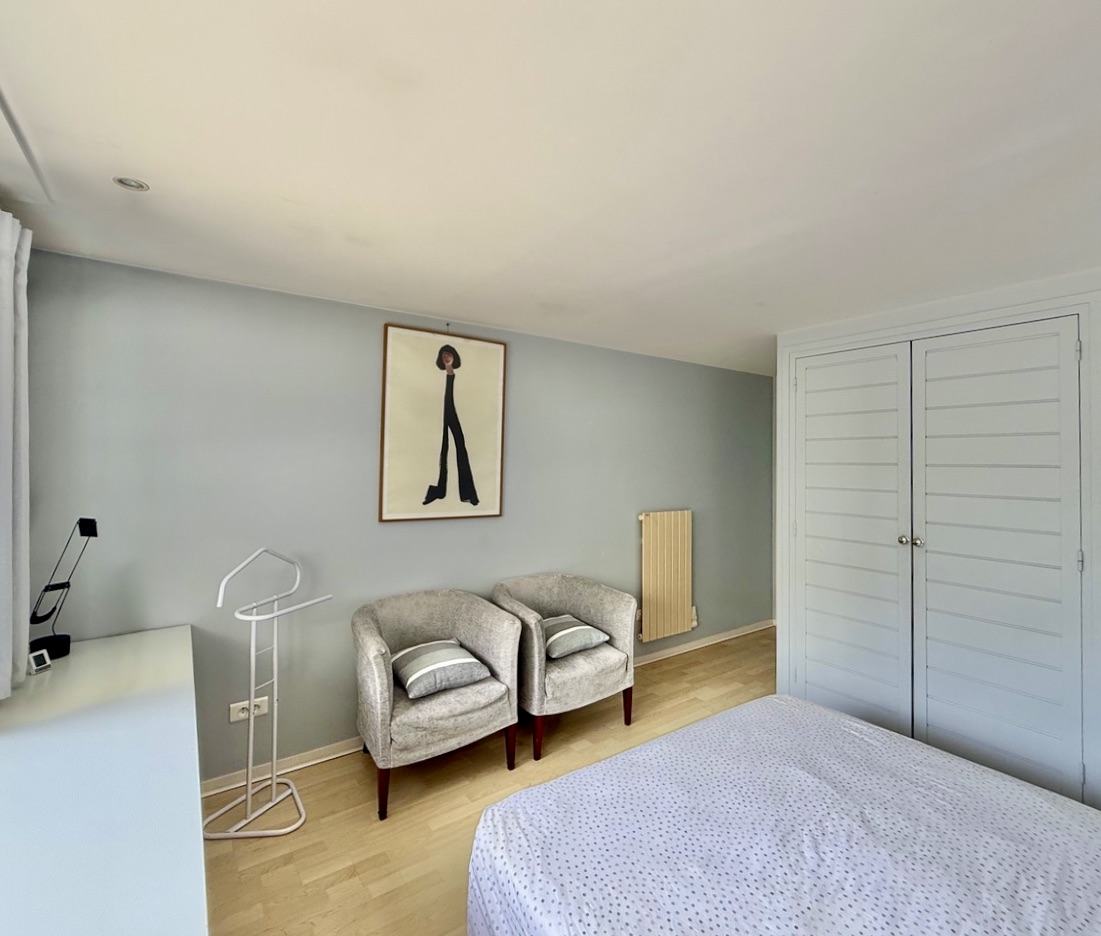VENDUE PAR NOTRE &Eacute;QUIPE &ldquo;Costa Mesa Beach House&rdquo;&nbsp; &nbsp;Mandat Exclusif Hossegor Entre Lac &amp; Mer &agrave; la Plage Blanche, situation recherch&eacute;e 800 m. du centre, superbe villa 4 ch. + bureau, &nbsp;garage, 2 bains &amp; salle d'eau, sur 1170m2 de parc bois&eacute; am&eacute;nag&eacute;&hellip;