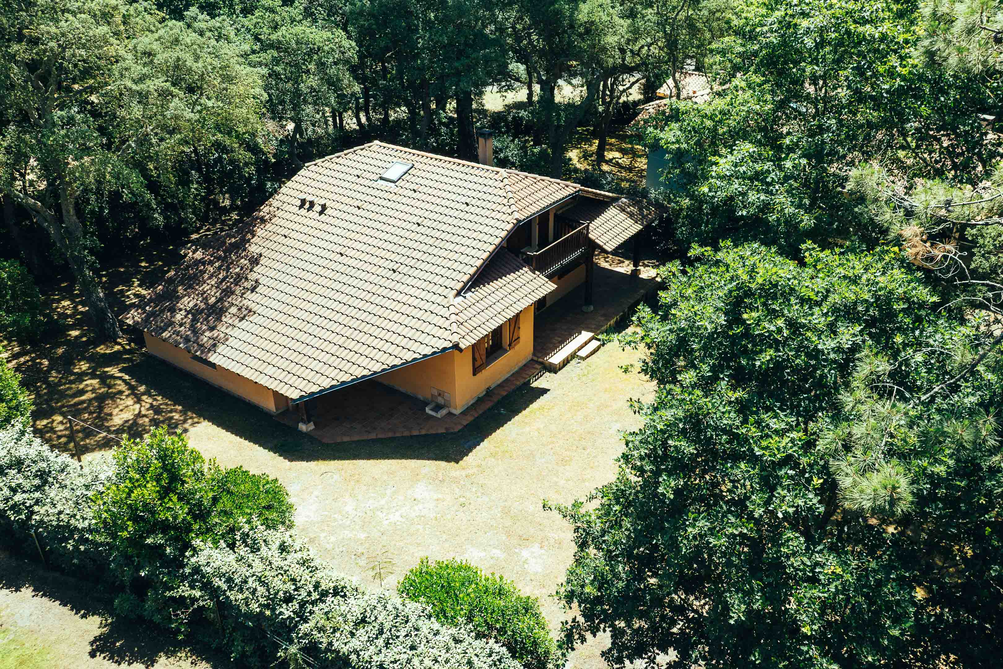 "Rancho Solana Golf Beach House" For Sale Exclusive Sales Mandate Golf de Pinsolle / Soustons Beach, 10km from Hossegor, 3 bed &amp; mezzanine / 2 bath villa on 1500 sq. m. of land boasting direct access to the fairway and the beach via the golfcourse pathway; very quiet, rare opportunity!...
&pound; 710,000