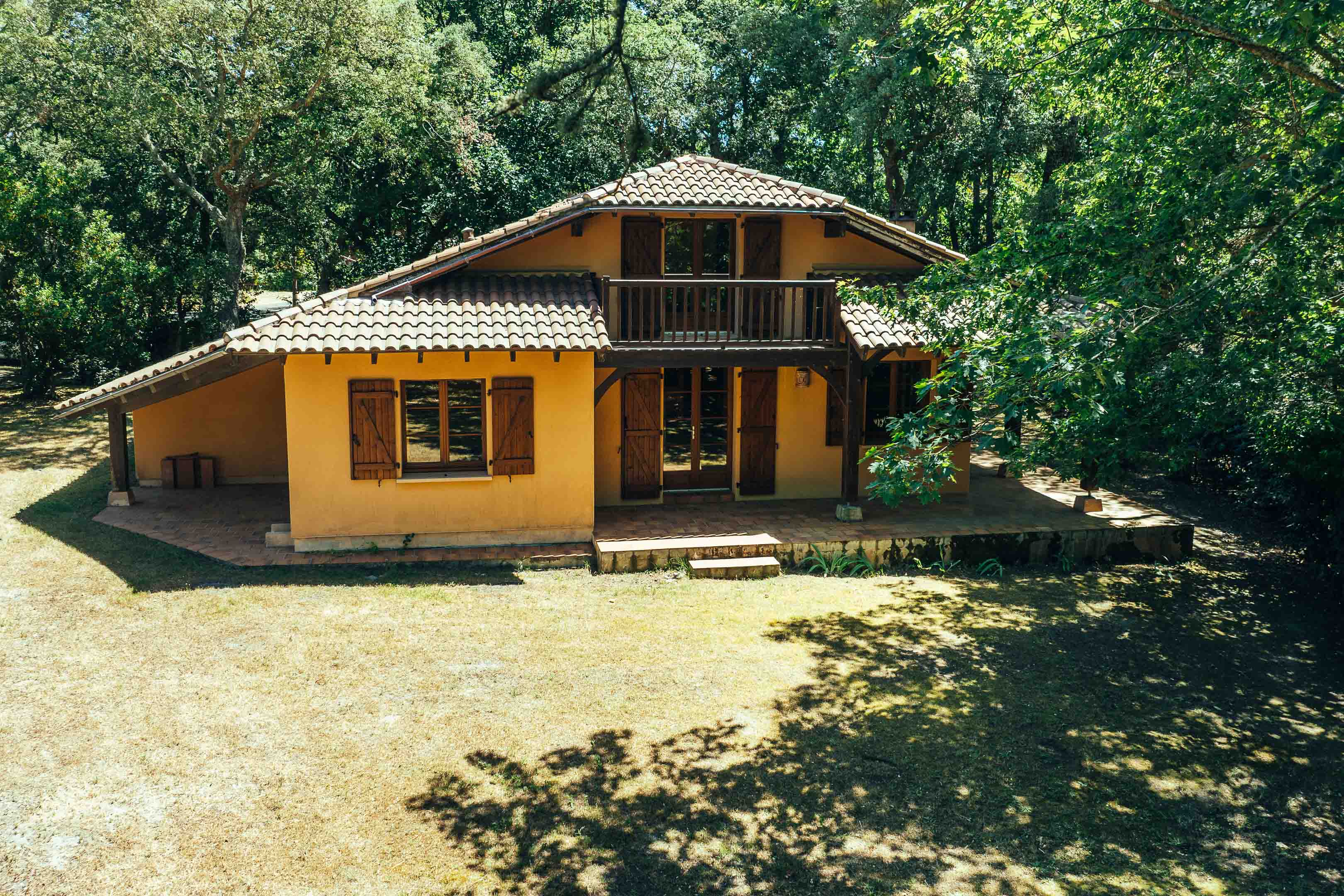 "Rancho Solana Golf Beach House" For Sale Exclusive Sales Mandate Golf de Pinsolle / Soustons Beach, 10km from Hossegor, 3 bed &amp; mezzanine / 2 bath villa on 1500 sq. m. of land boasting direct access to the fairway and the beach via the golfcourse pathway; very quiet, rare opportunity!...
&pound; 710,000