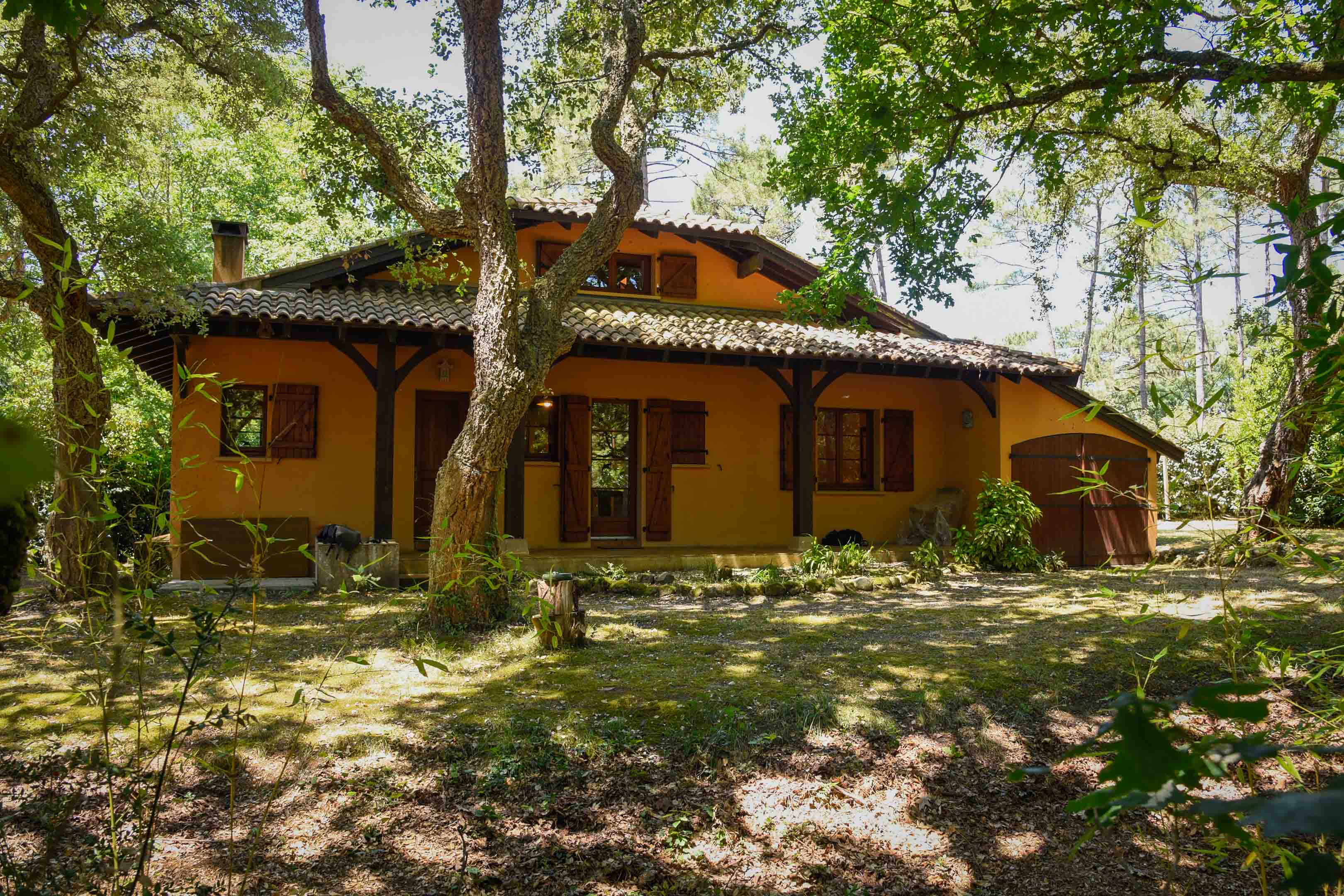 "Rancho Solana Golf Beach House" For Sale Exclusive Sales Mandate Golf de Pinsolle / Soustons Beach, 10km from Hossegor, 3 bed &amp; mezzanine / 2 bath villa on 1500 sq. m. of land boasting direct access to the fairway and the beach via the golfcourse pathway; very quiet, rare opportunity!...
&pound; 710,000