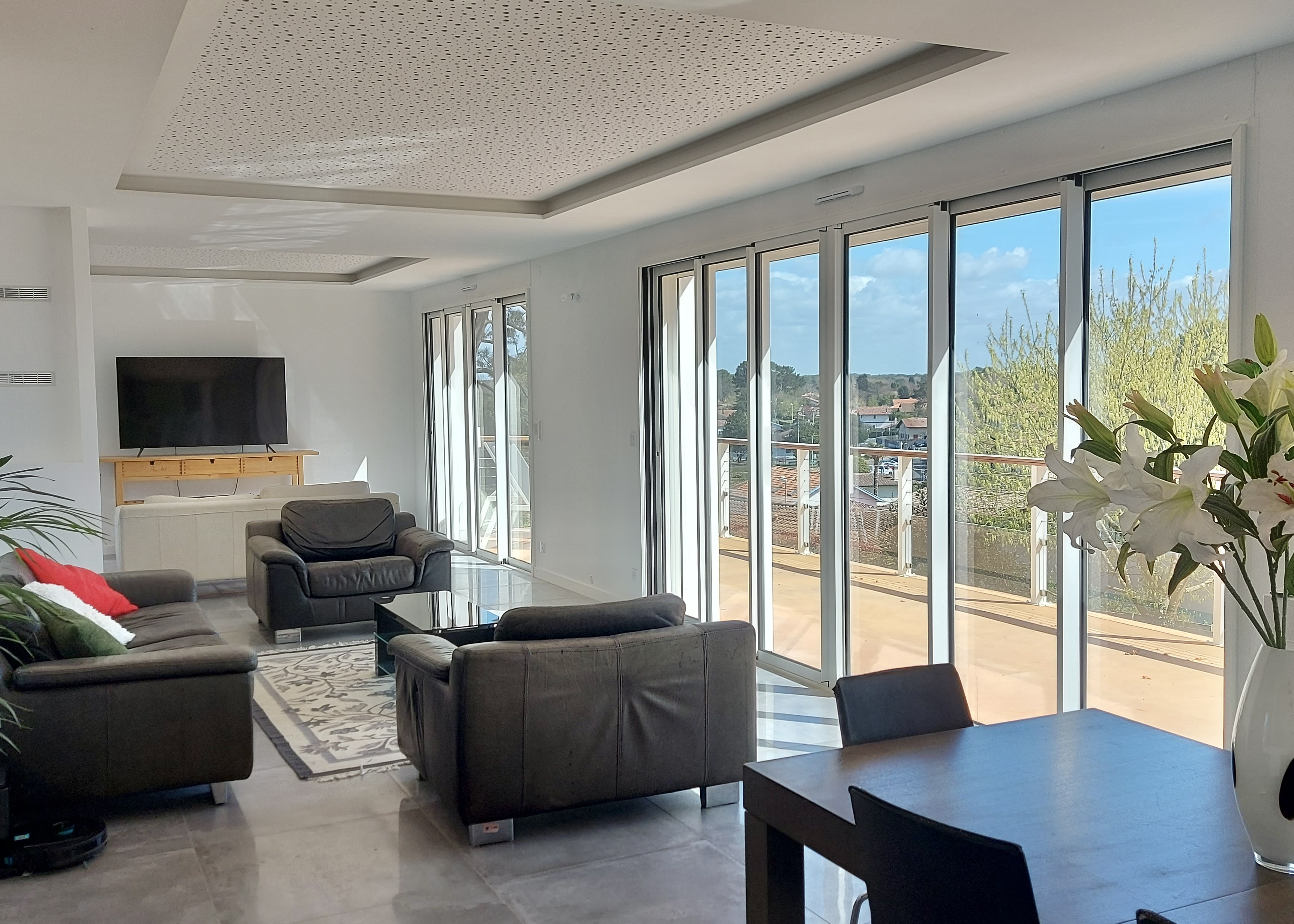 &ldquo;GoodYear&nbsp;Lodge&rdquo; A Vendre 4km Hossegor, golf &amp; plages &agrave; v&eacute;lo, propri&eacute;t&eacute; atypique et originale sur une hauteur, compos&eacute;e de 3 villas en &eacute;tat neuf, 3500m2 de parc et piscine chauff&eacute;e - unique!... 3.350000 &euro;&nbsp;
