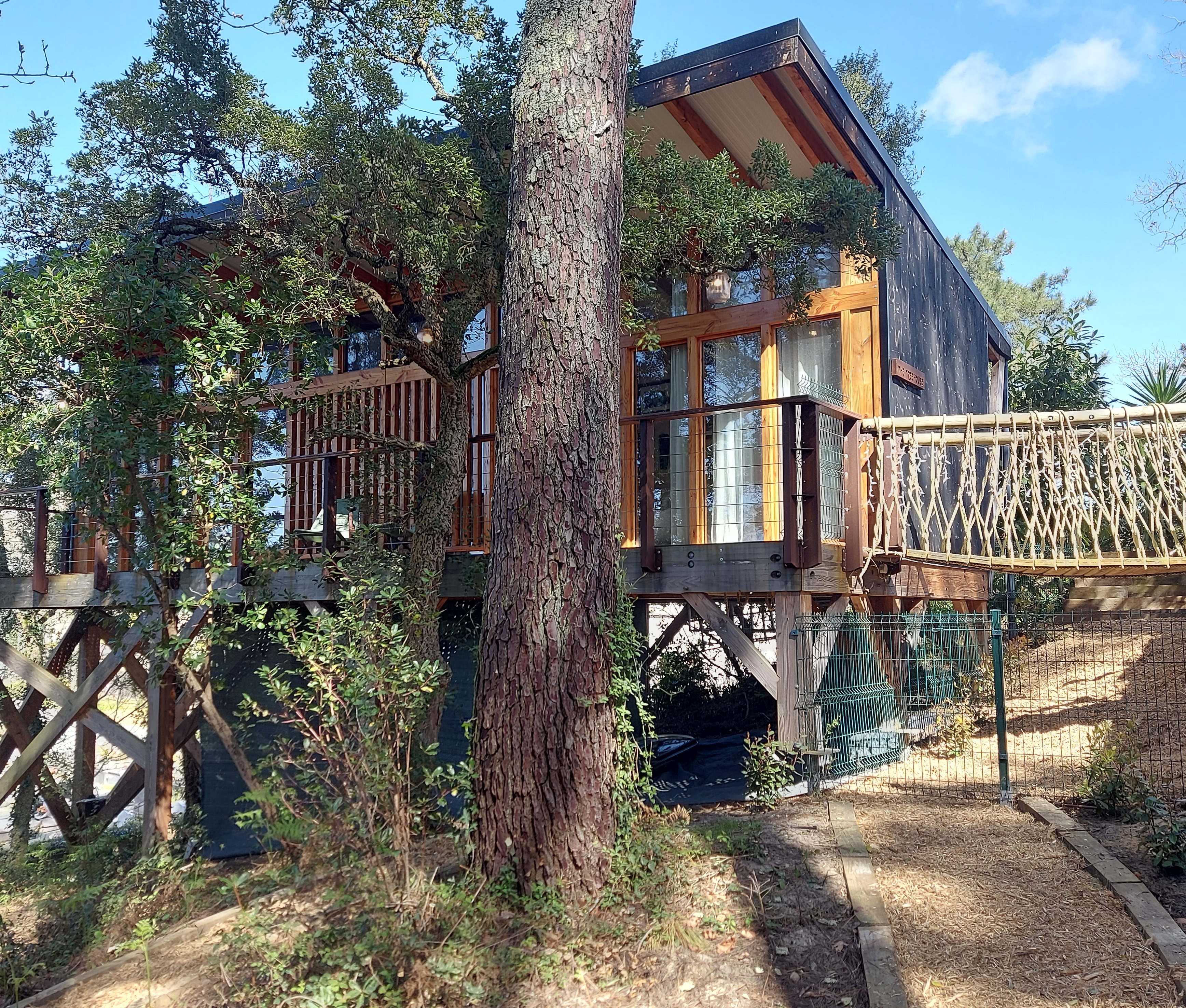&ldquo;GoodYear&nbsp;Lodge&rdquo; A Vendre 4km Hossegor, golf &amp; plages &agrave; v&eacute;lo, propri&eacute;t&eacute; atypique et originale sur une hauteur, compos&eacute;e de 3 villas en &eacute;tat neuf, 3500m2 de parc et piscine chauff&eacute;e - unique!... 3.350000 &euro;&nbsp;