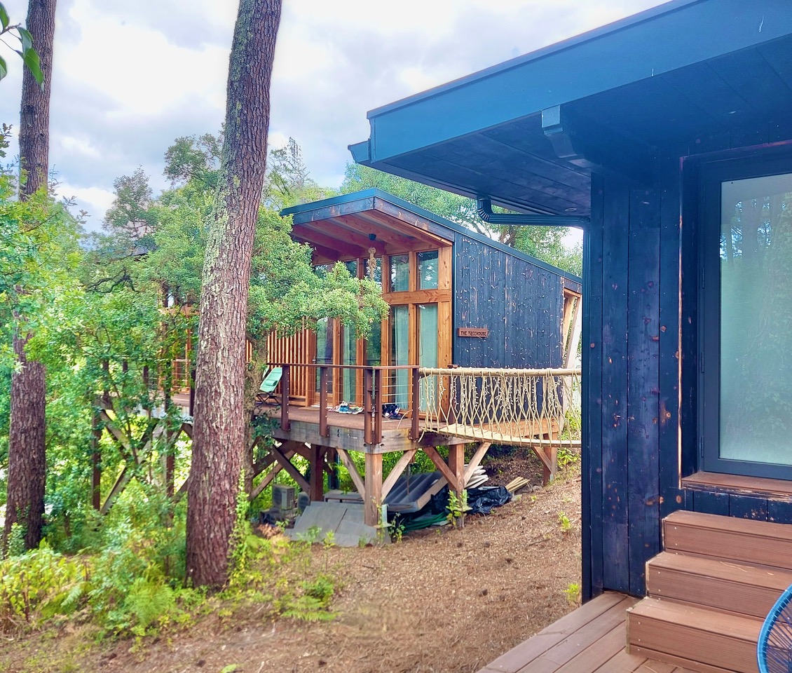 &ldquo;GoodYear&nbsp;Lodge&rdquo; A Vendre 4km Hossegor, golf &amp; plages &agrave; v&eacute;lo, propri&eacute;t&eacute; atypique et originale sur une hauteur, compos&eacute;e de 3 villas en &eacute;tat neuf, 3500m2 de parc et piscine chauff&eacute;e - unique!... 3.350000 &euro;&nbsp;