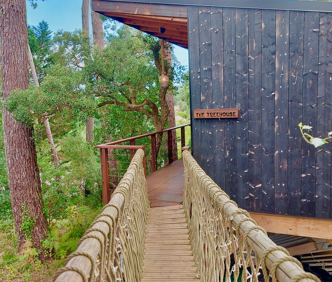 &ldquo;GoodYear&nbsp;Lodge&rdquo; A Vendre 4km Hossegor, golf &amp; plages &agrave; v&eacute;lo, propri&eacute;t&eacute; atypique et originale sur une hauteur, compos&eacute;e de 3 villas en &eacute;tat neuf, 3500m2 de parc et piscine chauff&eacute;e - unique!... 3.350000 &euro;&nbsp;