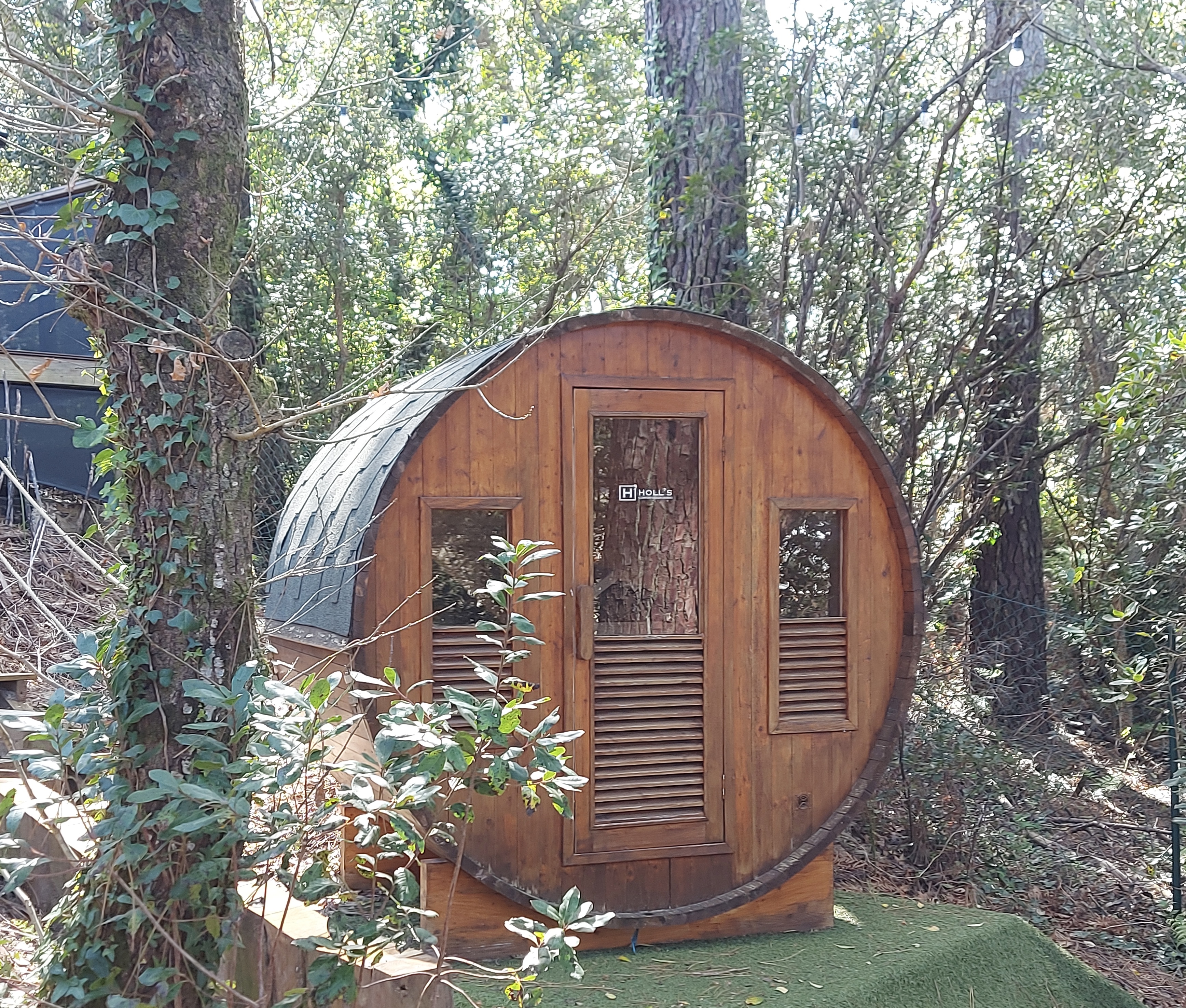&ldquo;GoodYear&nbsp;Lodge&rdquo; A Vendre 4km Hossegor, golf &amp; plages &agrave; v&eacute;lo, propri&eacute;t&eacute; atypique et originale sur une hauteur, compos&eacute;e de 3 villas en &eacute;tat neuf, 3500m2 de parc et piscine chauff&eacute;e - unique!... 3.350000 &euro;&nbsp;
