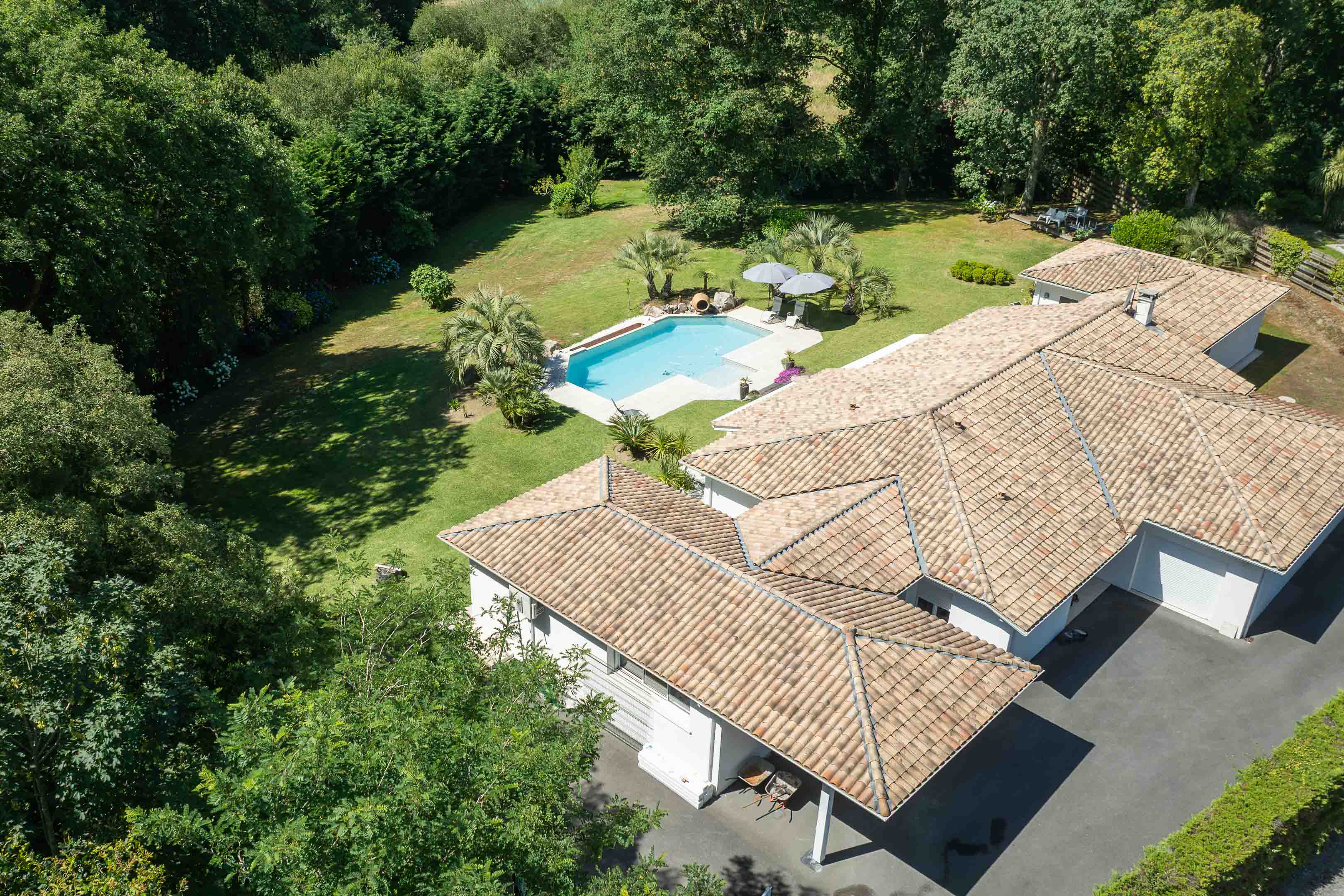 &ldquo;Atherton Modern Oasis&rdquo; A Vendre 4km Plages Hossegor &amp; Seignosse, situation calme et intimiste, somptueuse villa contemporaine 5ch / 3 bains, espace &amp; clart&eacute;, superbe parc paysager 4000m2 &hellip; 1.690000&euro;