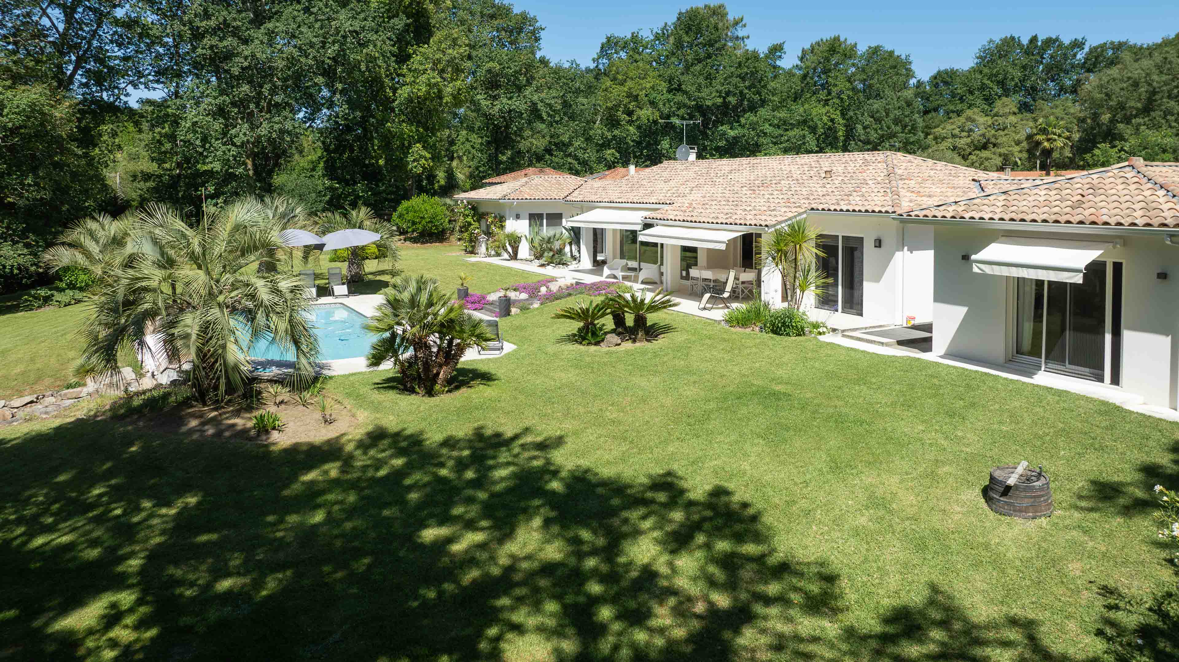 &ldquo;Atherton Modern Oasis&rdquo; A Vendre 4km Plages Hossegor &amp; Seignosse, situation calme et intimiste, somptueuse villa contemporaine 5ch / 3 bains, espace &amp; clart&eacute;, superbe parc paysager 4000m2 &hellip; 1.690000&euro;