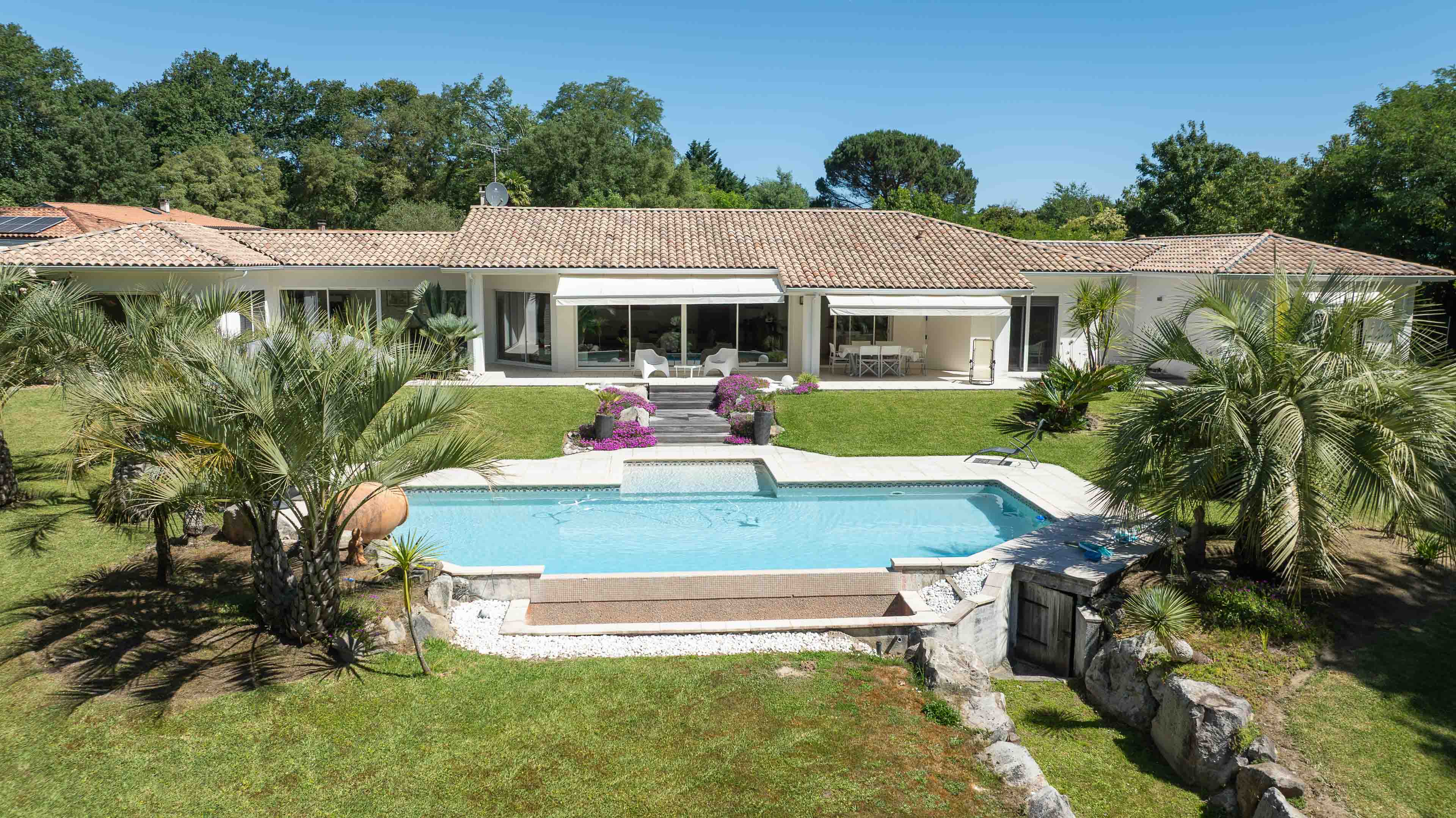 &ldquo;Atherton Modern Oasis&rdquo; A Vendre 4km Plages Hossegor &amp; Seignosse, situation calme et intimiste, somptueuse villa contemporaine 5ch / 3 bains, espace &amp; clart&eacute;, superbe parc paysager 4000m2 &hellip; 1.690000&euro;