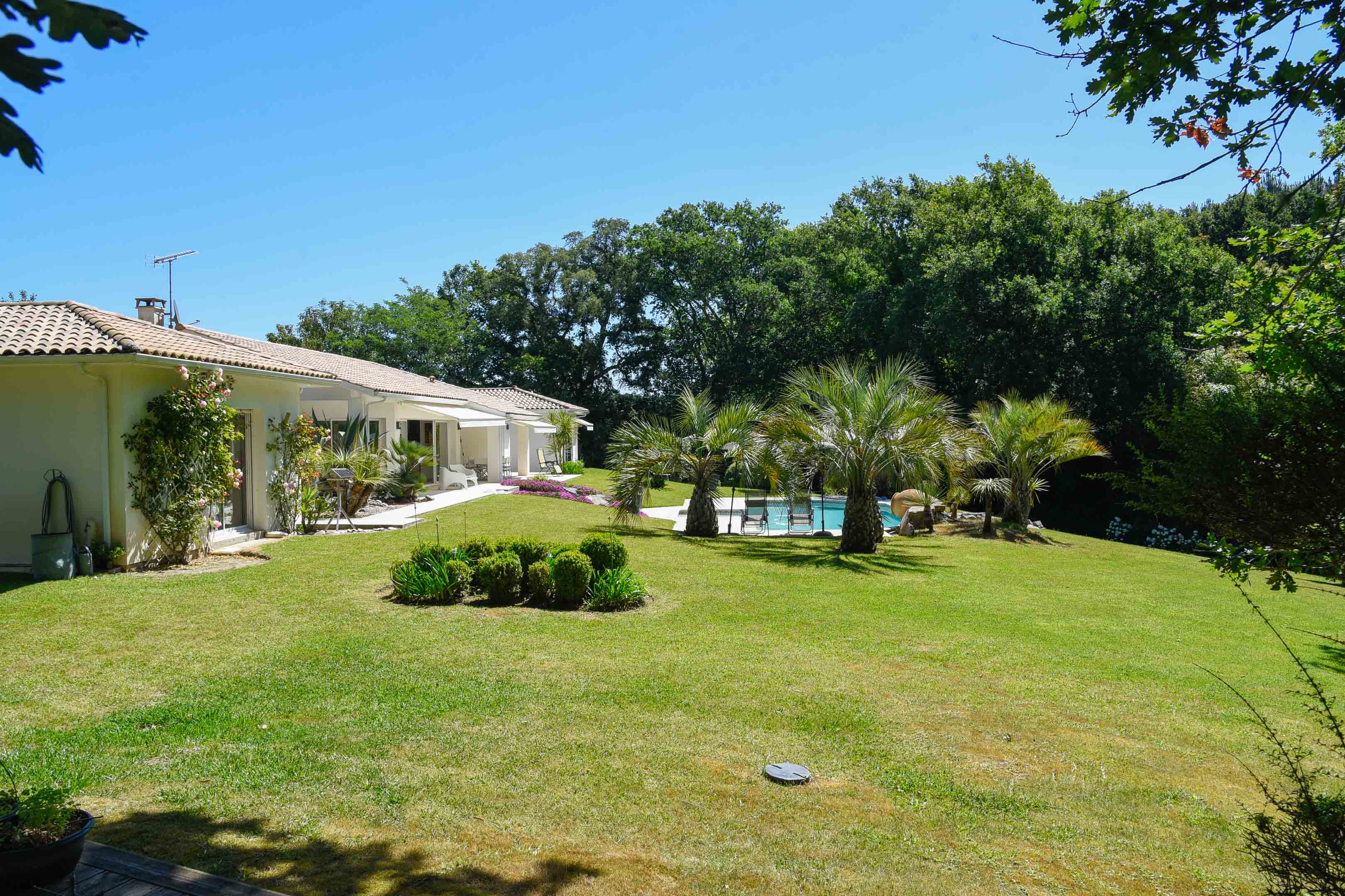 &ldquo;Atherton Modern Oasis&rdquo; A Vendre 4km Plages Hossegor &amp; Seignosse, situation calme et intimiste, somptueuse villa contemporaine 5ch / 3 bains, espace &amp; clart&eacute;, superbe parc paysager 4000m2 &hellip; 1.690000&euro;