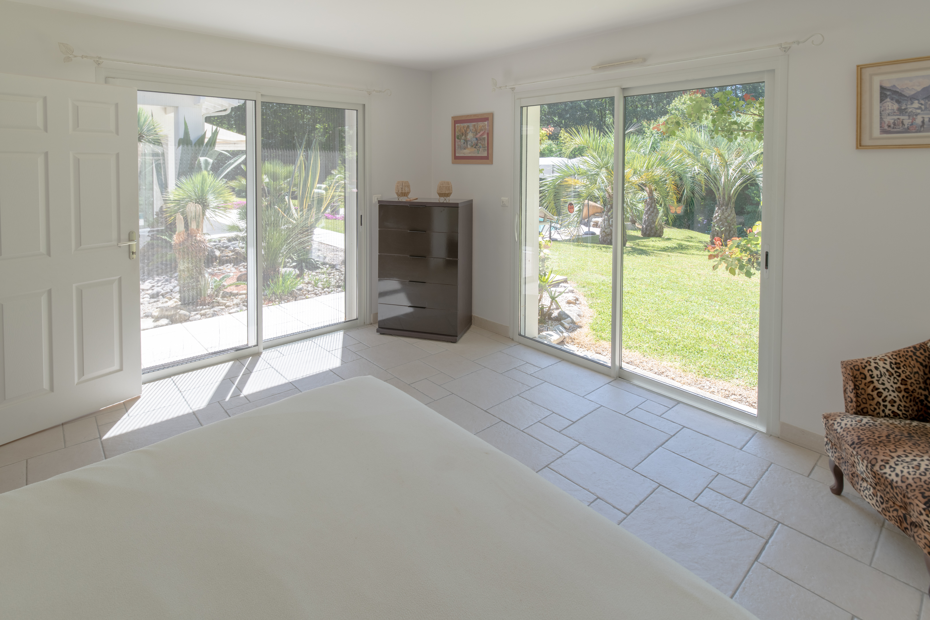 &ldquo;Atherton Modern Oasis&rdquo; A Vendre 4km Plages Hossegor &amp; Seignosse, situation calme et intimiste, somptueuse villa contemporaine 5ch / 3 bains, espace &amp; clart&eacute;, superbe parc paysager 4000m2 &hellip; 1.690000&euro;