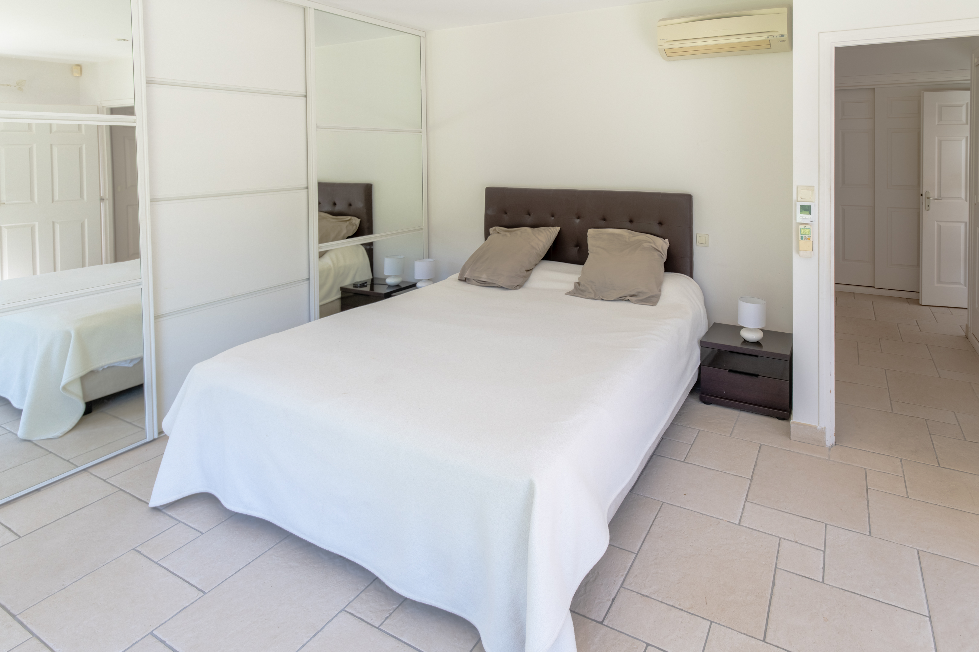 RESERVEE - &ldquo;Atherton Modern Oasis&rdquo; A Vendre 4km Plages Hossegor &amp; Seignosse, situation calme et intimiste, somptueuse villa contemporaine 5ch / 3 bains, espace &amp; clart&eacute;, superbe parc paysager 4000m2&hellip; 1.690.000&euro;