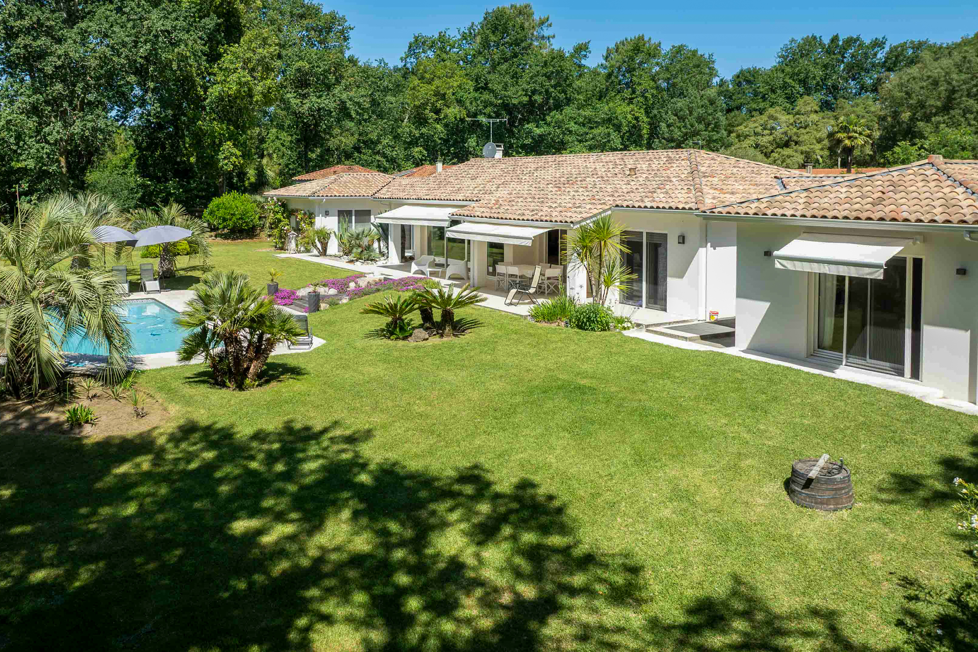 &ldquo;Atherton Modern Oasis&rdquo; A Vendre 4km Plages Hossegor &amp; Seignosse, situation calme et intimiste, somptueuse villa contemporaine 5ch / 3 bains, espace &amp; clart&eacute;, superbe parc paysager 4000m2&hellip; 1.690.000&euro;