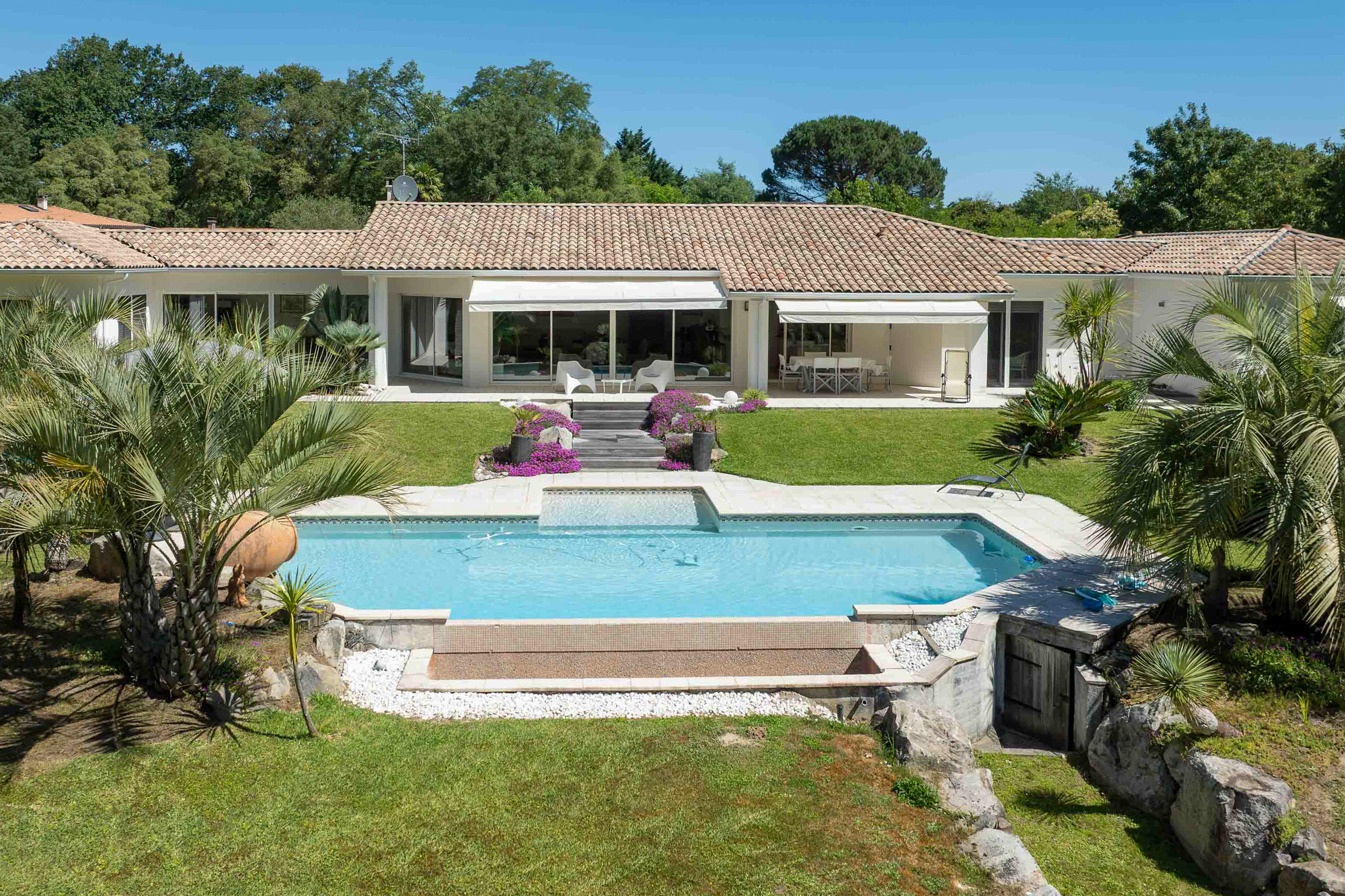 RESERVEE - &ldquo;Atherton Modern Oasis&rdquo; A Vendre 4km Plages Hossegor &amp; Seignosse, situation calme et intimiste, somptueuse villa contemporaine 5ch / 3 bains, espace &amp; clart&eacute;, superbe parc paysager 4000m2&hellip; 1.690.000&euro;