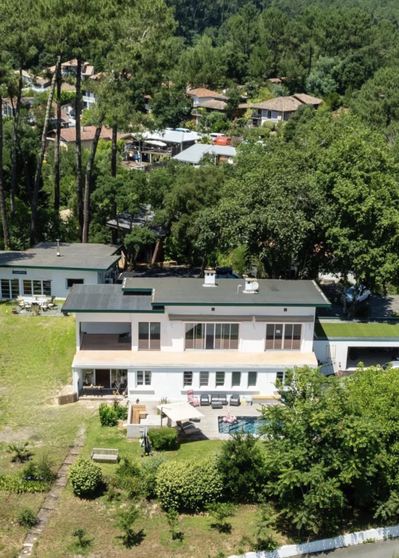 &ldquo;GoodYear Lodge&rdquo; A Vendre Secteur Hossegor, golf &amp; plages &agrave; v&eacute;lo, propri&eacute;t&eacute; atypique et originale sur une hauteur, compos&eacute;e de 3 villas en &eacute;tat neuf, 3500m2 de parc et piscine chauff&eacute;e - unique!... 3.350000 &euro;&nbsp;