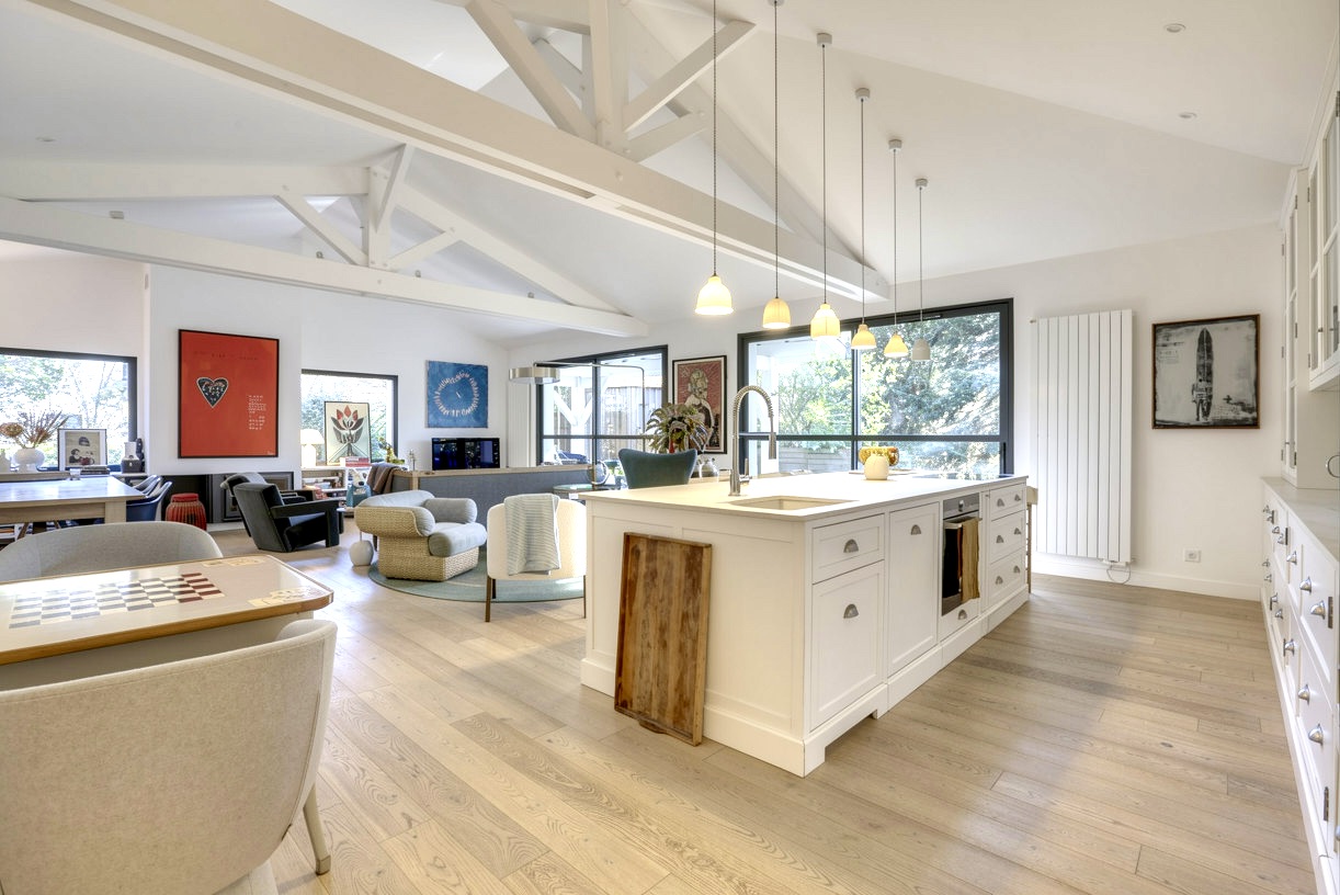 &ldquo;Malibu Farm&rdquo; A Vendre Seignosse - Proche Hossegor, belle villa r&eacute;nov&eacute;e dans l&rsquo;esprit des constructions bois &amp; verre de la C&ocirc;te Ouest, 4 ch. /3 bains, piscine chauff&eacute;e&hellip; 2.300.000 &euro;