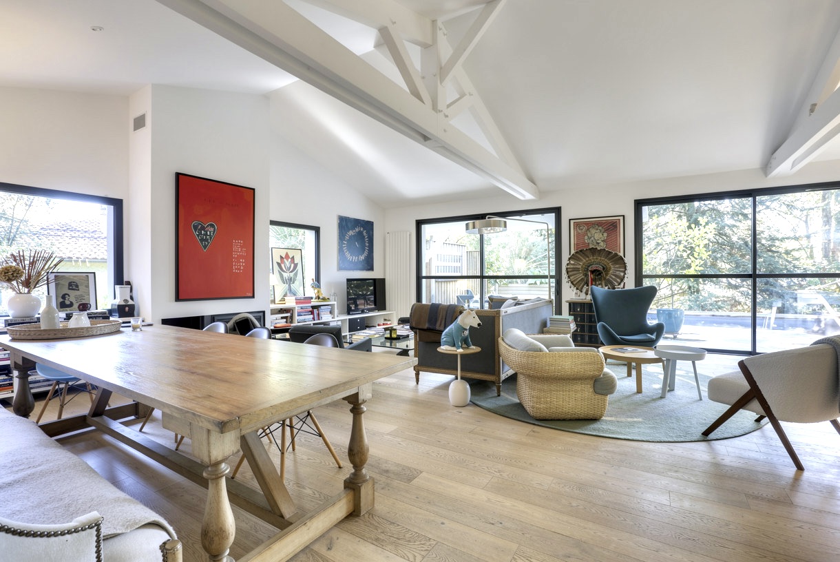 &ldquo;Malibu Farm&rdquo; A Vendre Seignosse - Proche Hossegor, belle villa r&eacute;nov&eacute;e dans l&rsquo;esprit des constructions bois &amp; verre de la C&ocirc;te Ouest, 4 ch. /3 bains, piscine chauff&eacute;e&hellip; 2.300.000 &euro;