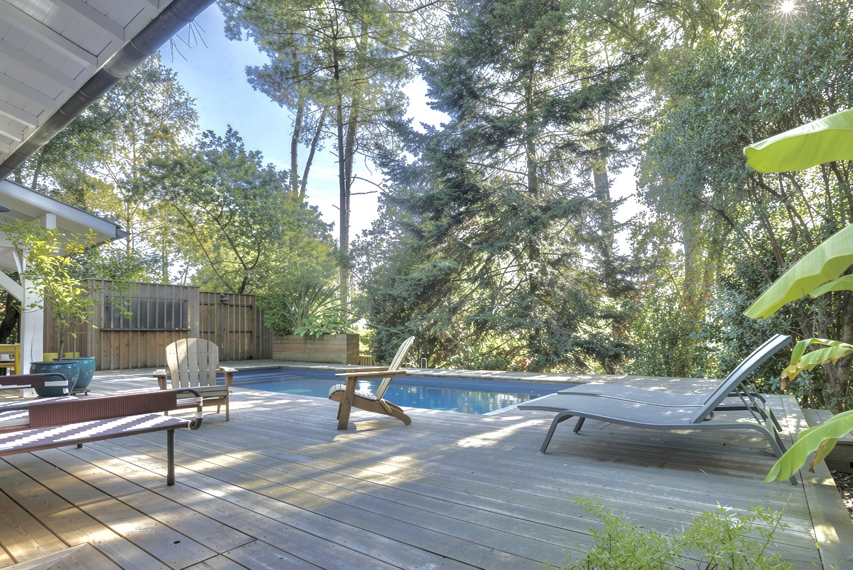 &ldquo;Malibu Farm&rdquo; A Vendre Seignosse - Proche Hossegor, belle villa r&eacute;nov&eacute;e dans l&rsquo;esprit des constructions bois &amp; verre de la C&ocirc;te Ouest, 4 ch. /3 bains, piscine chauff&eacute;e&hellip; 2.300.000 &euro;
