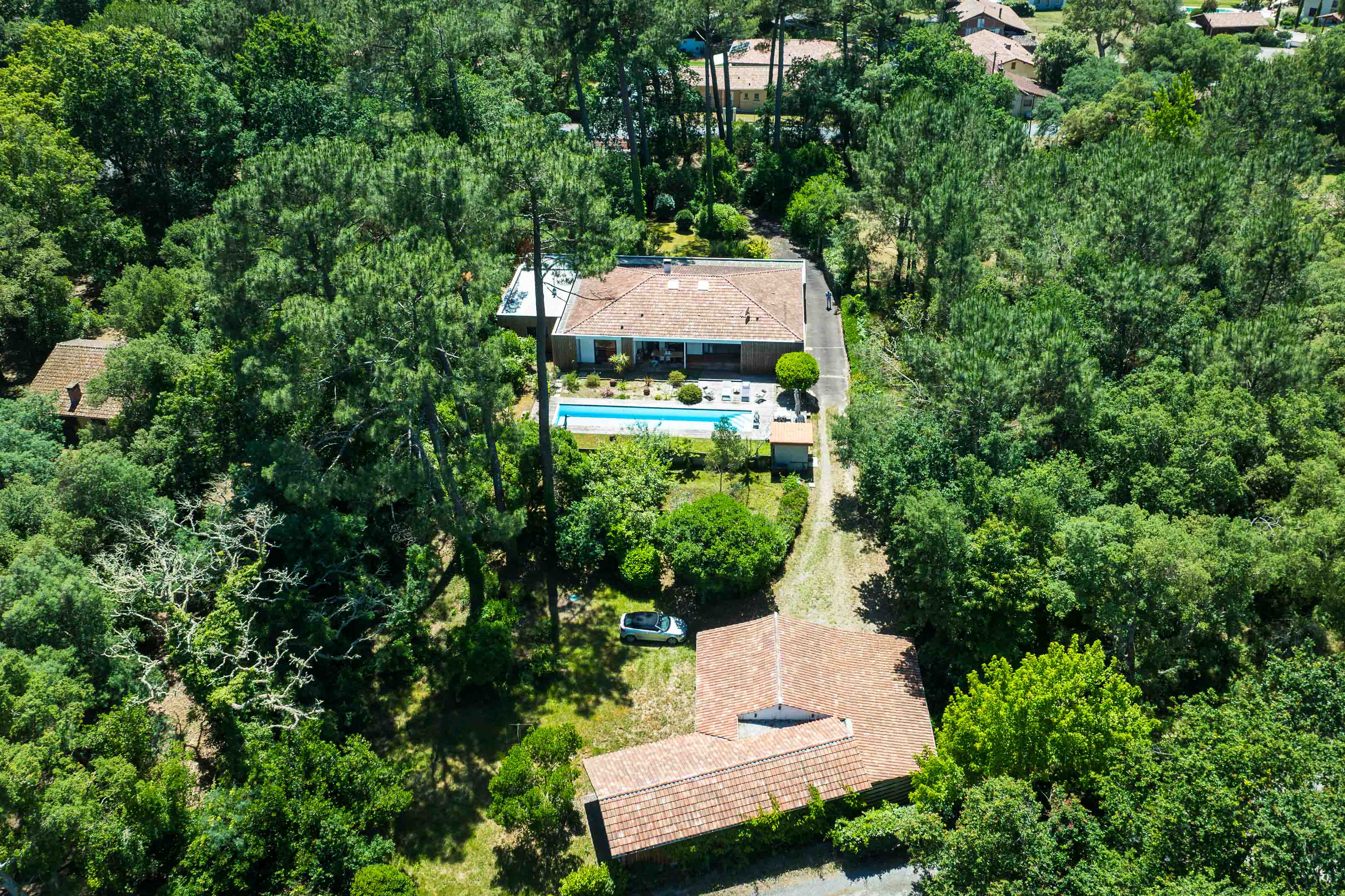 "Lake Tahoe Estate" For Sale Leon 7KM from the beach, close to all amenities, lake &amp; forest, Moliets Golf Course - superb contemporary 4 bed / 5 bath villa with swimming pool &amp; annex nested on circa 3800 sq. m. of land... &pound; 1,075,000