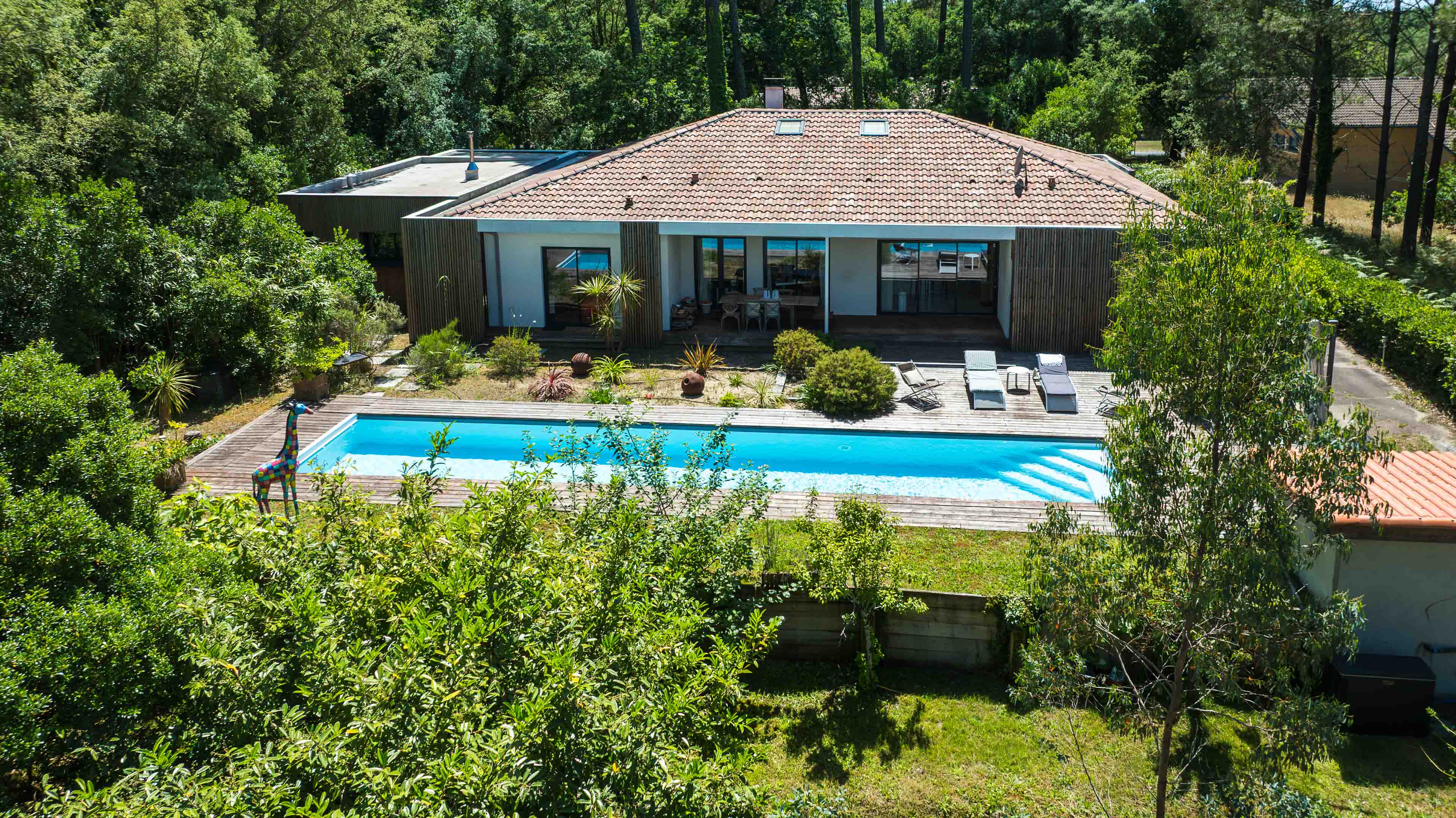 "Lake Tahoe Estate" For Sale Leon 7KM from the beach, close to all amenities, lake &amp; forest, Moliets Golf Course - superb contemporary 4 bed / 5 bath villa with swimming pool &amp; annex nested on circa 3800 sq. m. of land... &pound; 1,075,000