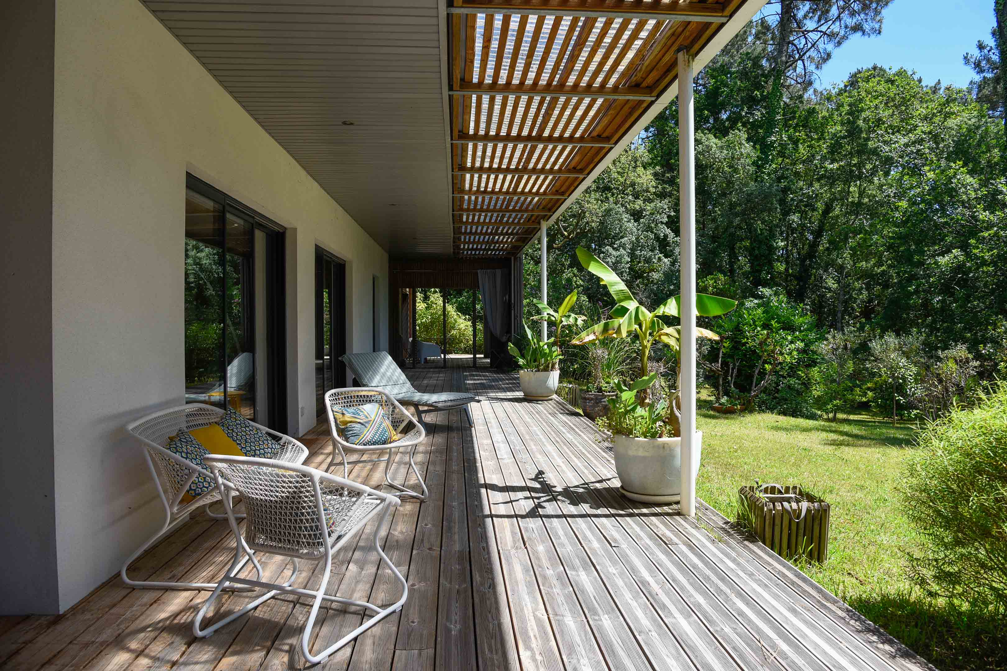 "Lake Tahoe Estate" For Sale Leon 7KM from the beach, close to all amenities, lake &amp; forest, Moliets Golf Course - superb contemporary 4 bed / 5 bath villa with swimming pool &amp; annex nested on circa 3800 sq. m. of land... &pound; 1,075,000