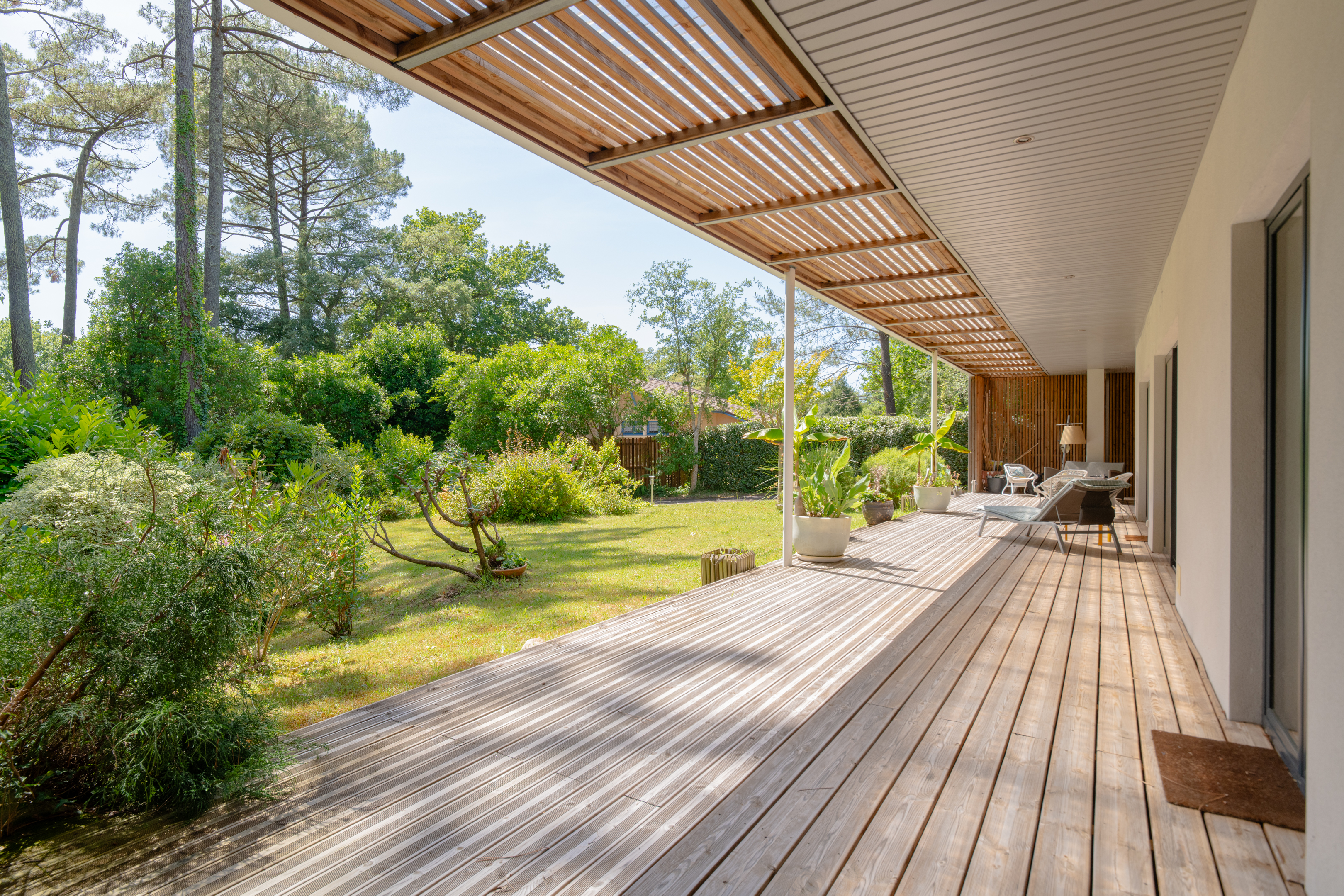 "Lake Tahoe Estate" For Sale Leon 7KM from the beach, close to all amenities, lake &amp; forest, Moliets Golf Course - superb contemporary 4 bed / 5 bath villa with swimming pool &amp; annex nested on circa 3800 sq. m. of land... &pound; 1,075,000