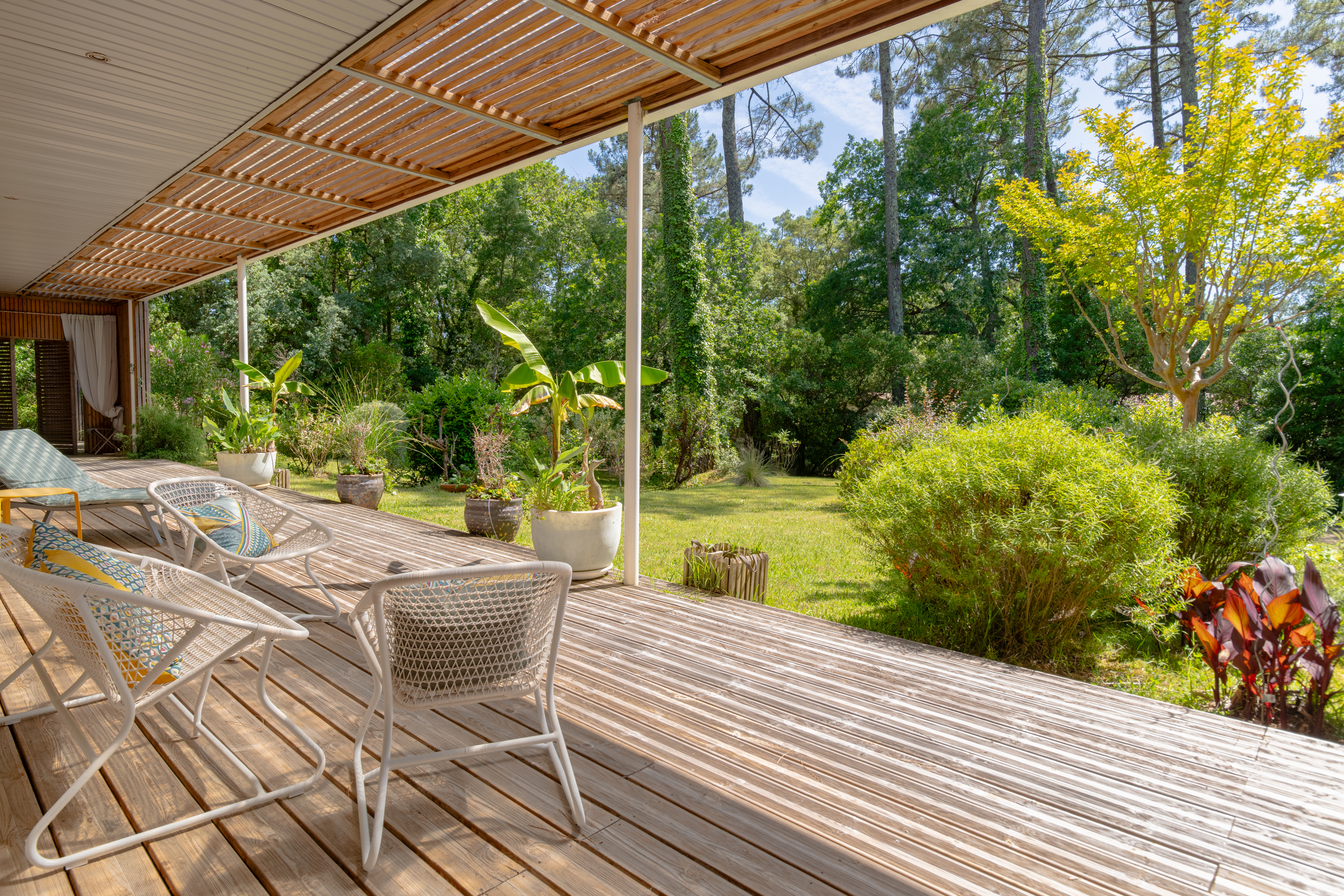 "Lake Tahoe Estate" For Sale Leon 7KM from the beach, close to all amenities, lake &amp; forest, Moliets Golf Course - superb contemporary 4 bed / 5 bath villa with swimming pool &amp; annex nested on circa 3800 sq. m. of land... &pound; 1,075,000