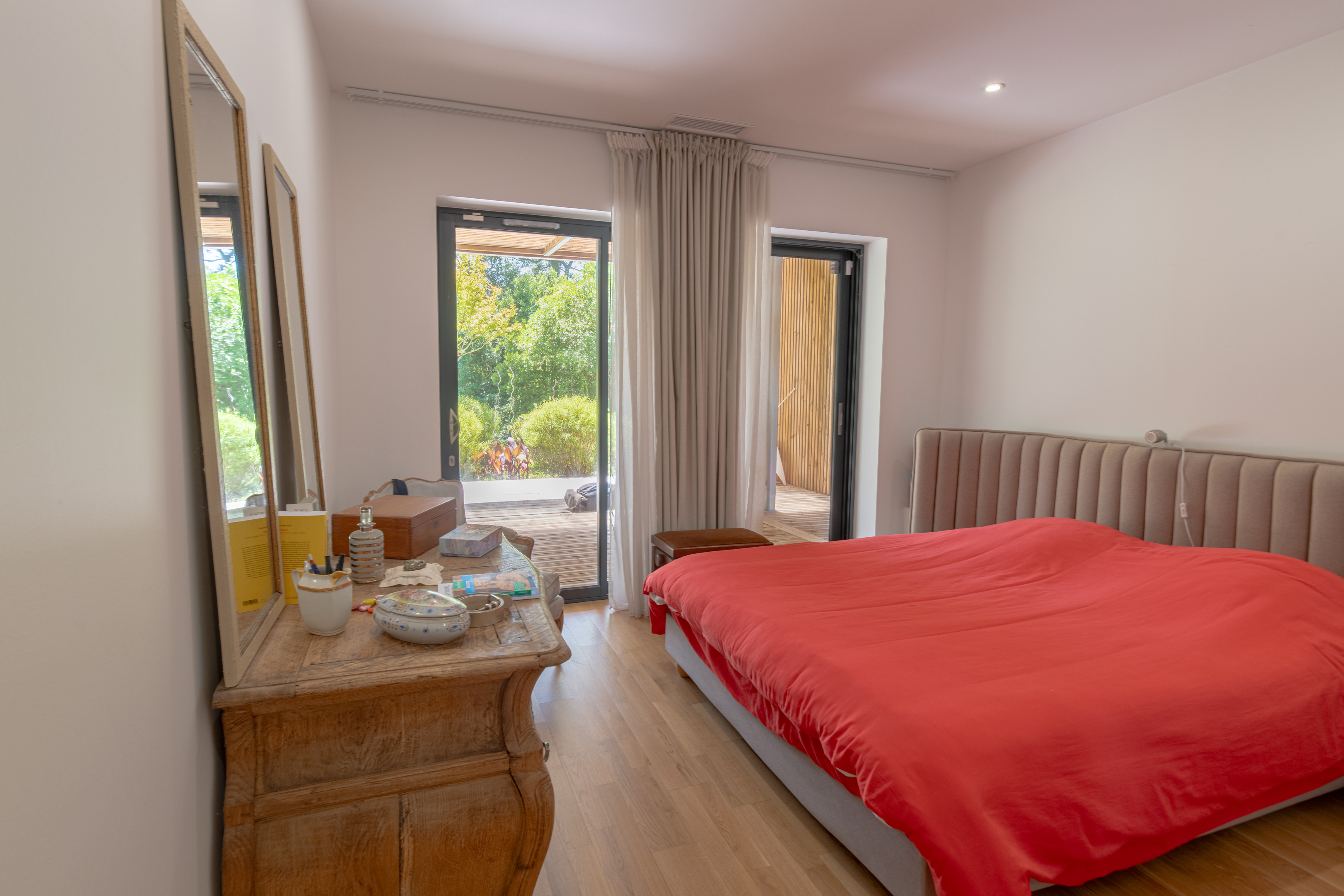 "Lake Tahoe Estate" For Sale Leon 7KM from the beach, close to all amenities, lake &amp; forest, Moliets Golf Course - superb contemporary 4 bed / 5 bath villa with swimming pool &amp; annex nested on circa 3800 sq. m. of land... &pound; 1,075,000