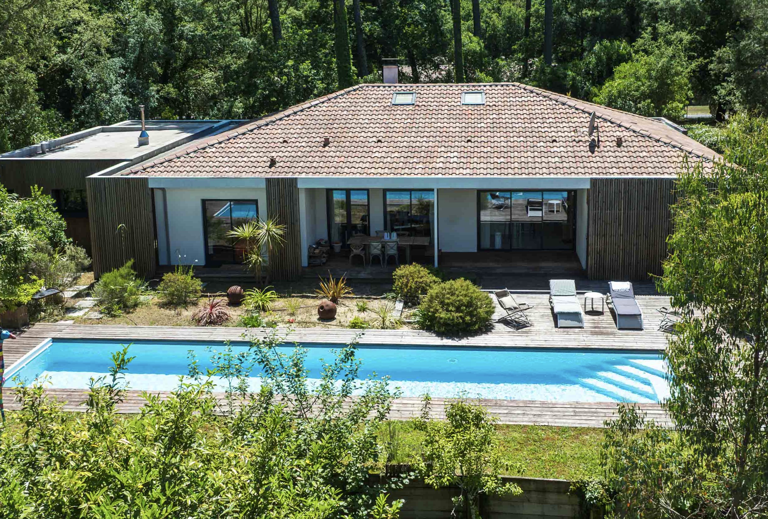 &ldquo;Lake Tahoe Estate&rdquo; A Vendre L&eacute;on 7km plages, proche toutes commodit&eacute;s, lac &amp; for&ecirc;t, Golf de Moliets - superbe villa contemporaine 4 ch. / 5 bains avec piscine &amp; annexe sur parc de 3800 m2 environ&hellip; 1.240.000 &euro;