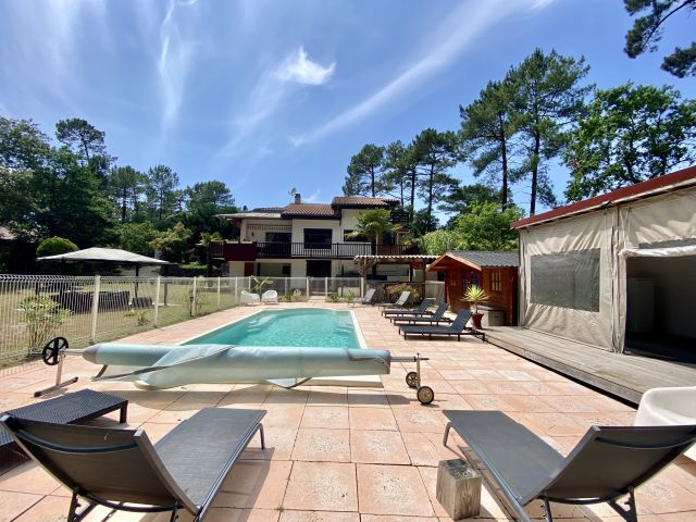 "Sand Harbor Beach Estate" A Vendre Seignosse Oc&eacute;an, Plage &agrave; Pied &amp; Golf &agrave; 5mn, environnement calme et r&eacute;sidentiel, villa 6 ch. / 6 bains sise sur 1950m2 de parc avec piscine chauff&eacute;e...1.450.000&euro;&nbsp;