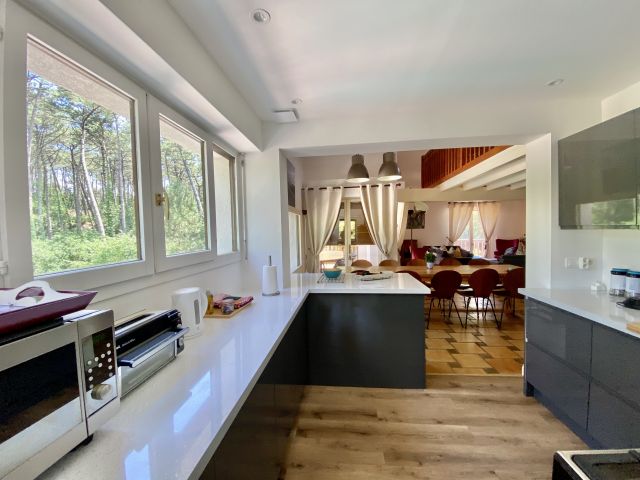 "Sand Harbor Beach Estate" A Vendre Seignosse Oc&eacute;an, Plage &agrave; Pied &amp; Golf &agrave; 5mn, environnement calme et r&eacute;sidentiel, villa 6 ch. / 6 bains sise sur 1950m2 de parc avec piscine chauff&eacute;e...1.450.000&euro;&nbsp;