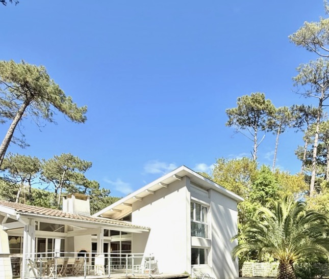 &ldquo;Palm Springs Beach Estate&rdquo; A Vendre Mandat Exclusif Seignosse Oc&eacute;an, environnement calme &amp; r&eacute;sidentiel &agrave; seulement 300 m. des plages, villa 5ch. + / 3 bains, style contemporain, r&eacute;novation r&eacute;cente, piscine chauff&eacute;e&hellip; 1.365.000 &euro;