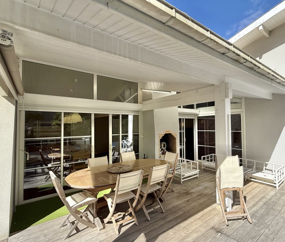 &ldquo;Palm Springs Beach Estate&rdquo; A Vendre Mandat Exclusif Seignosse Oc&eacute;an, environnement calme &amp; r&eacute;sidentiel &agrave; seulement 300 m. des plages, villa 5ch. + / 3 bains, style contemporain, r&eacute;novation r&eacute;cente, piscine chauff&eacute;e&hellip; 1.365.000 &euro;