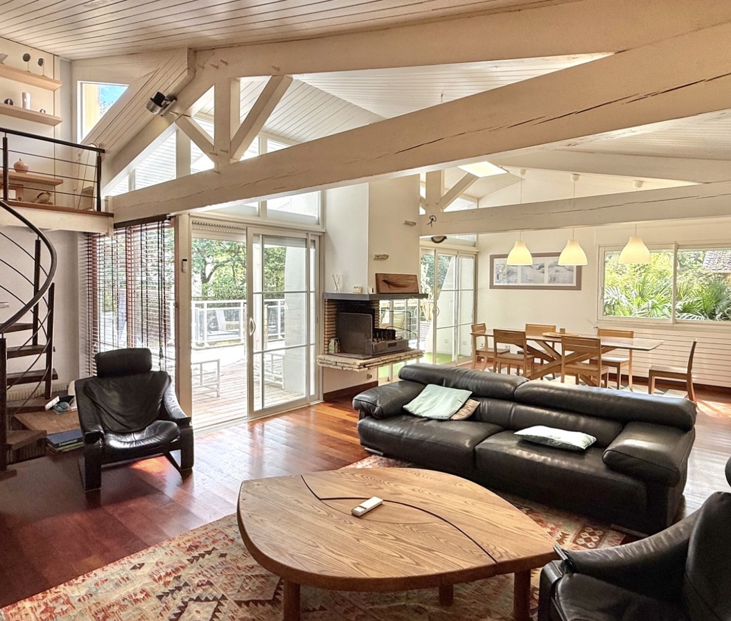 &ldquo;Palm Springs Beach Estate&rdquo; A Vendre Mandat Exclusif Seignosse Oc&eacute;an, environnement calme &amp; r&eacute;sidentiel &agrave; seulement 300 m. des plages, villa 5ch. + / 3 bains, style contemporain, r&eacute;novation r&eacute;cente, piscine chauff&eacute;e&hellip; 1.365.000 &euro;