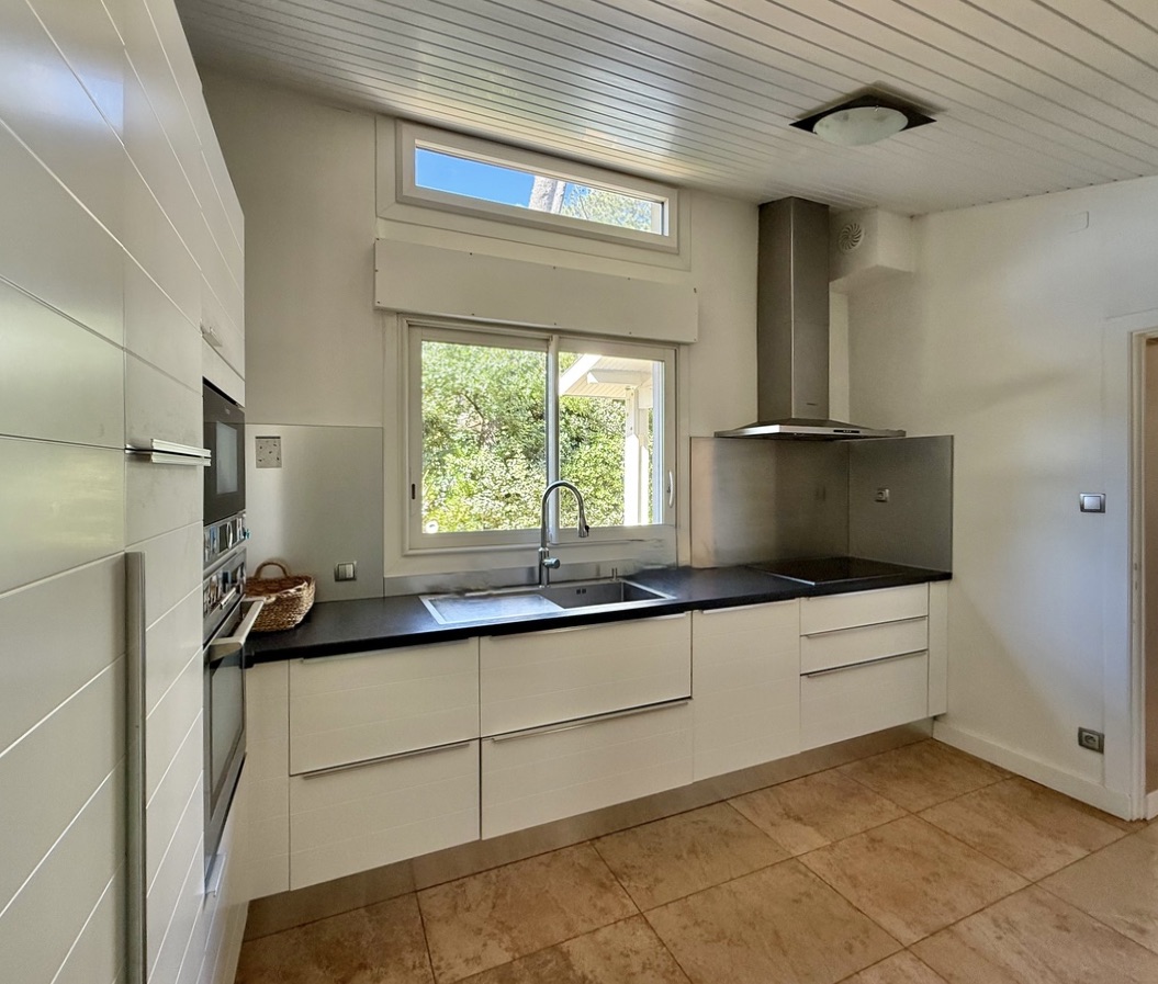 &ldquo;Palm Springs Beach Estate&rdquo; A Vendre Mandat Exclusif Seignosse Oc&eacute;an, environnement calme &amp; r&eacute;sidentiel &agrave; seulement 300 m. des plages, villa 5ch. + / 3 bains, style contemporain, r&eacute;novation r&eacute;cente, piscine chauff&eacute;e&hellip; 1.365.000 &euro;